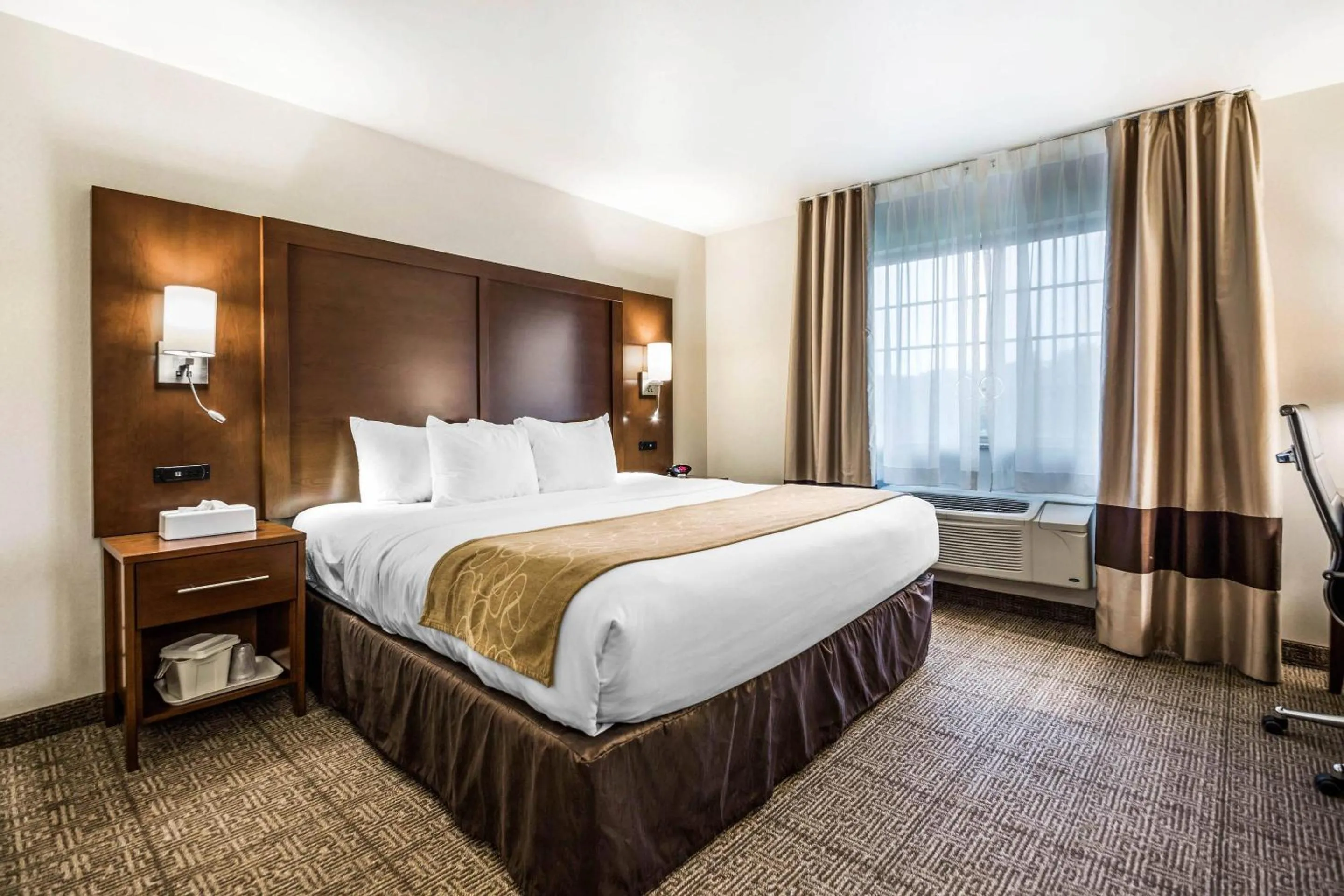 Bedroom, Bed in Comfort Suites at Par 4 Resort