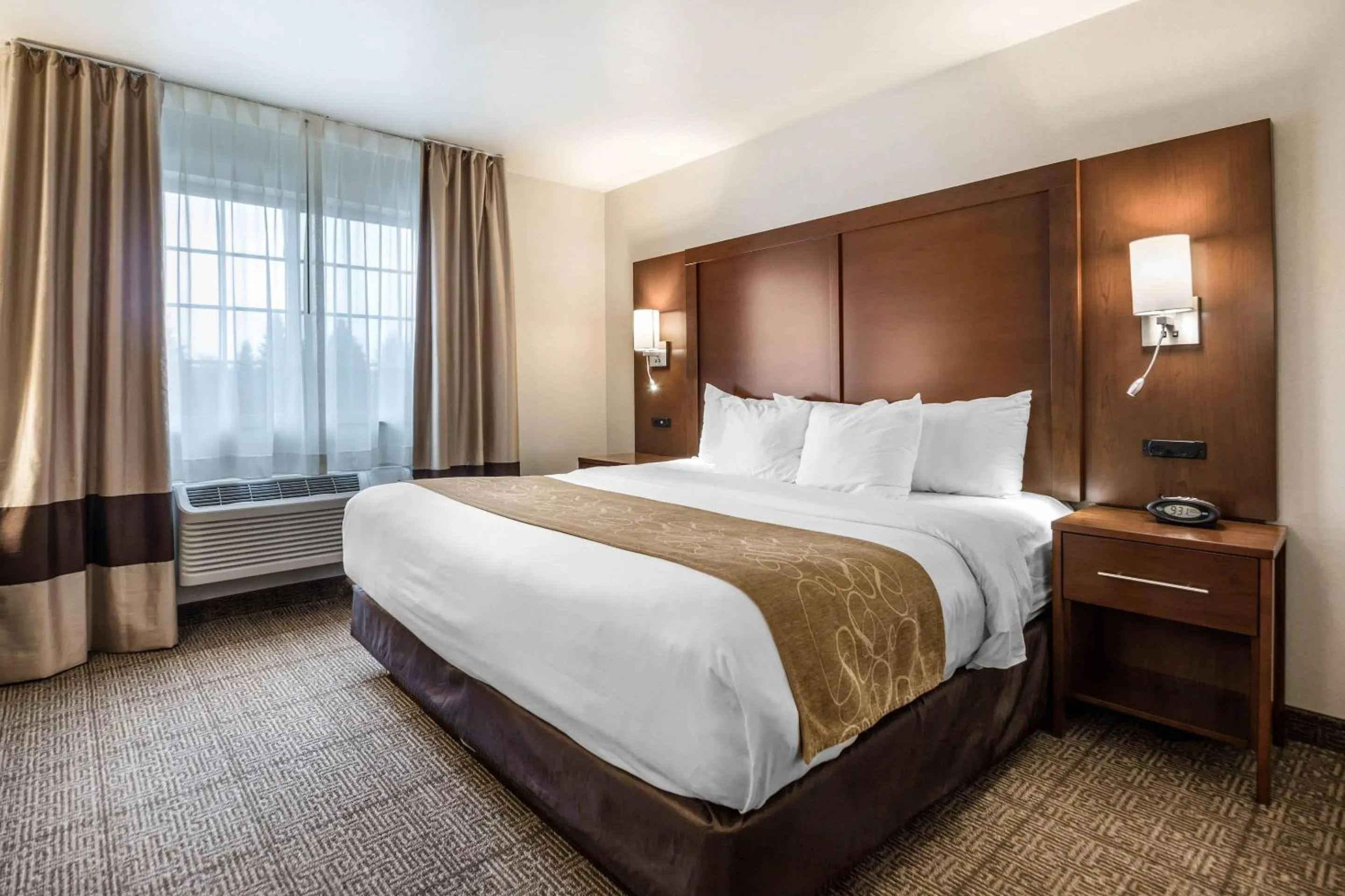 Bedroom, Bed in Comfort Suites at Par 4 Resort