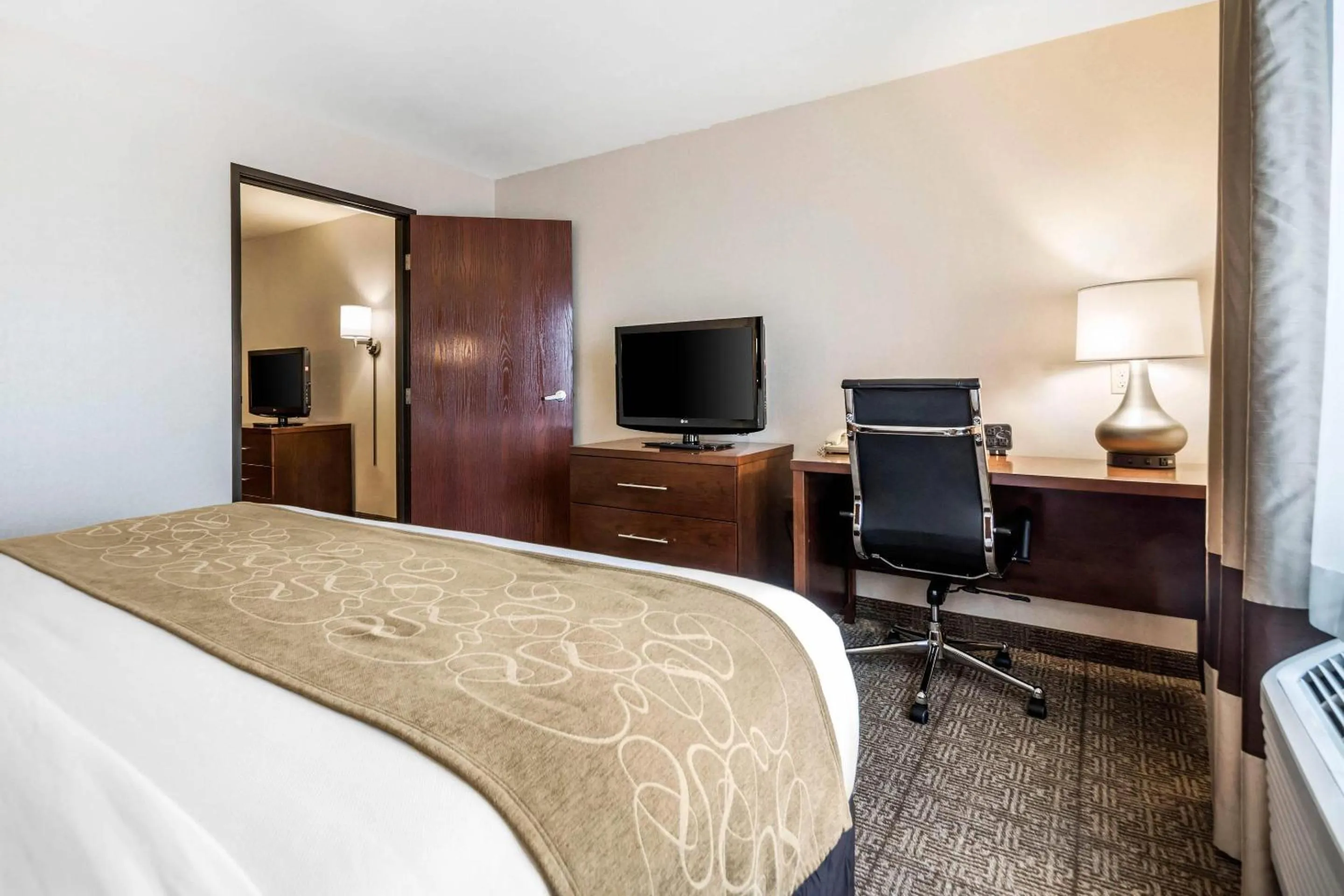 Bedroom, Bed in Comfort Suites at Par 4 Resort