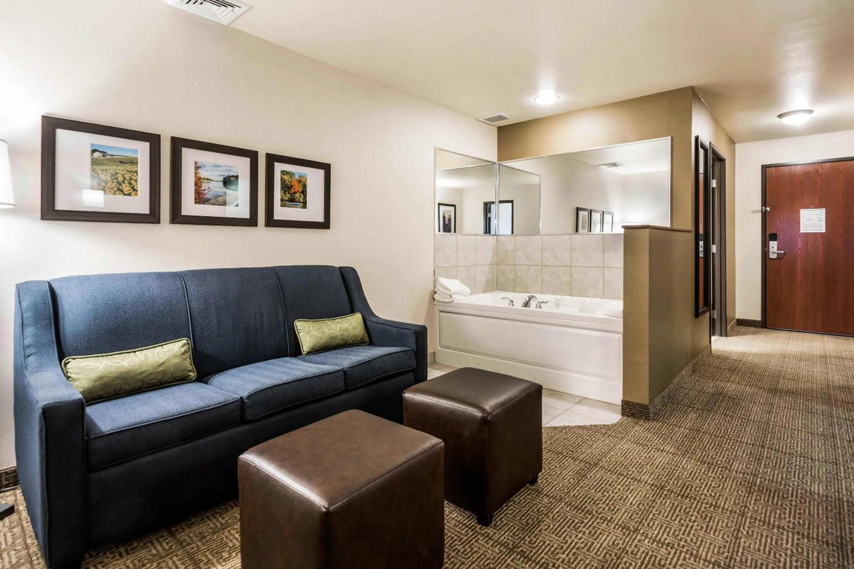 Bedroom, Bed in Comfort Suites at Par 4 Resort