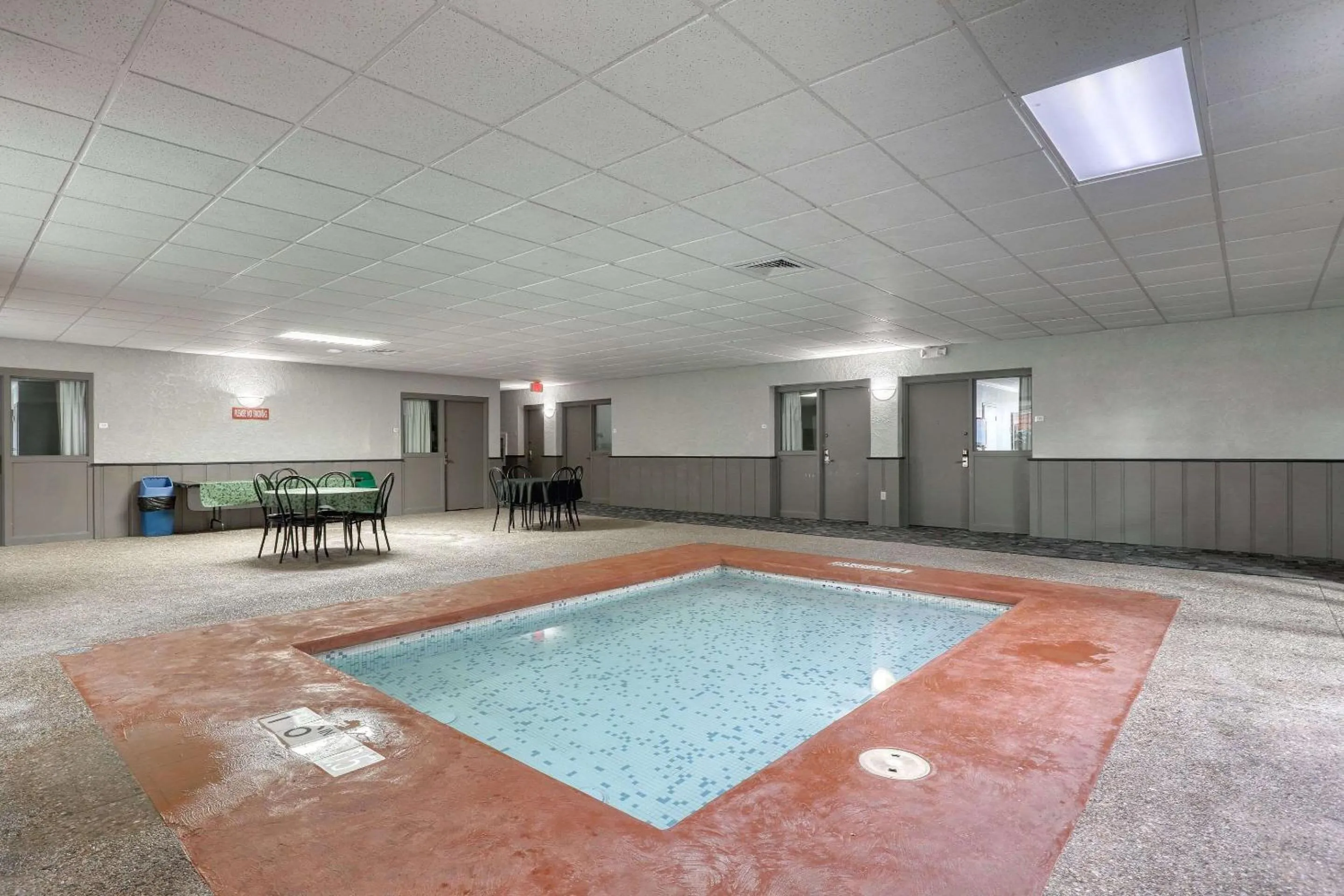 Swimming pool in Quality Inn & Suites Green Bay Downtown