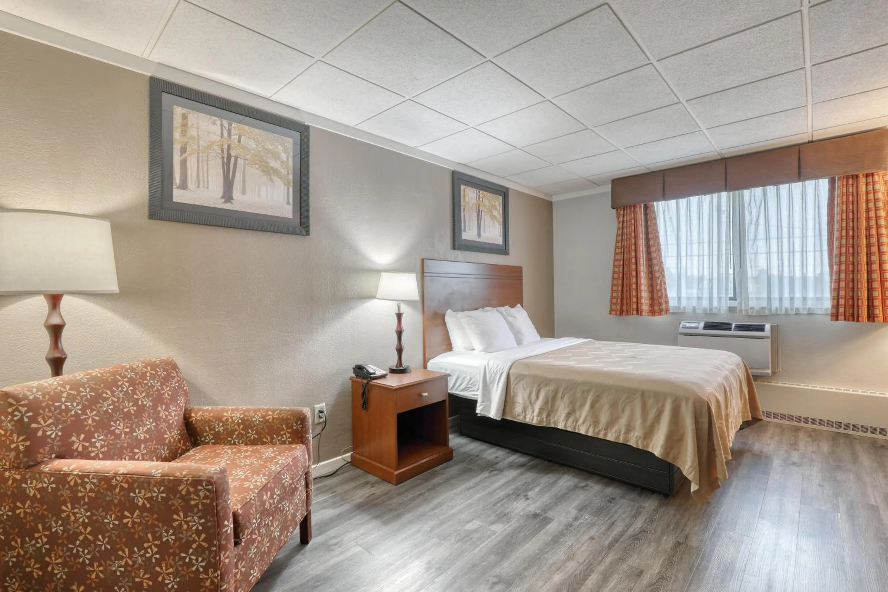 Bed in Quality Inn & Suites Green Bay Downtown