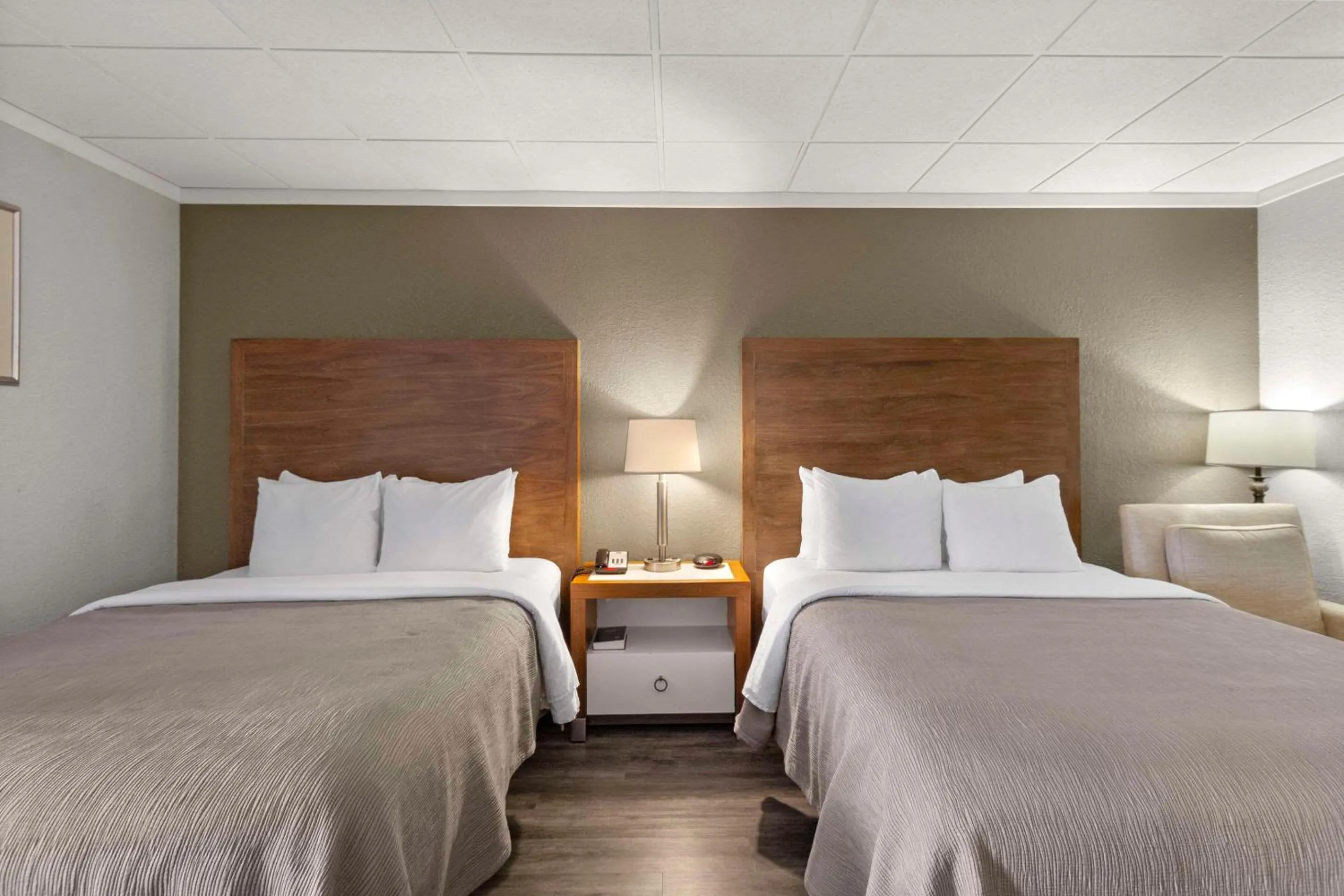 Bedroom, Bed in Quality Inn & Suites Green Bay Downtown