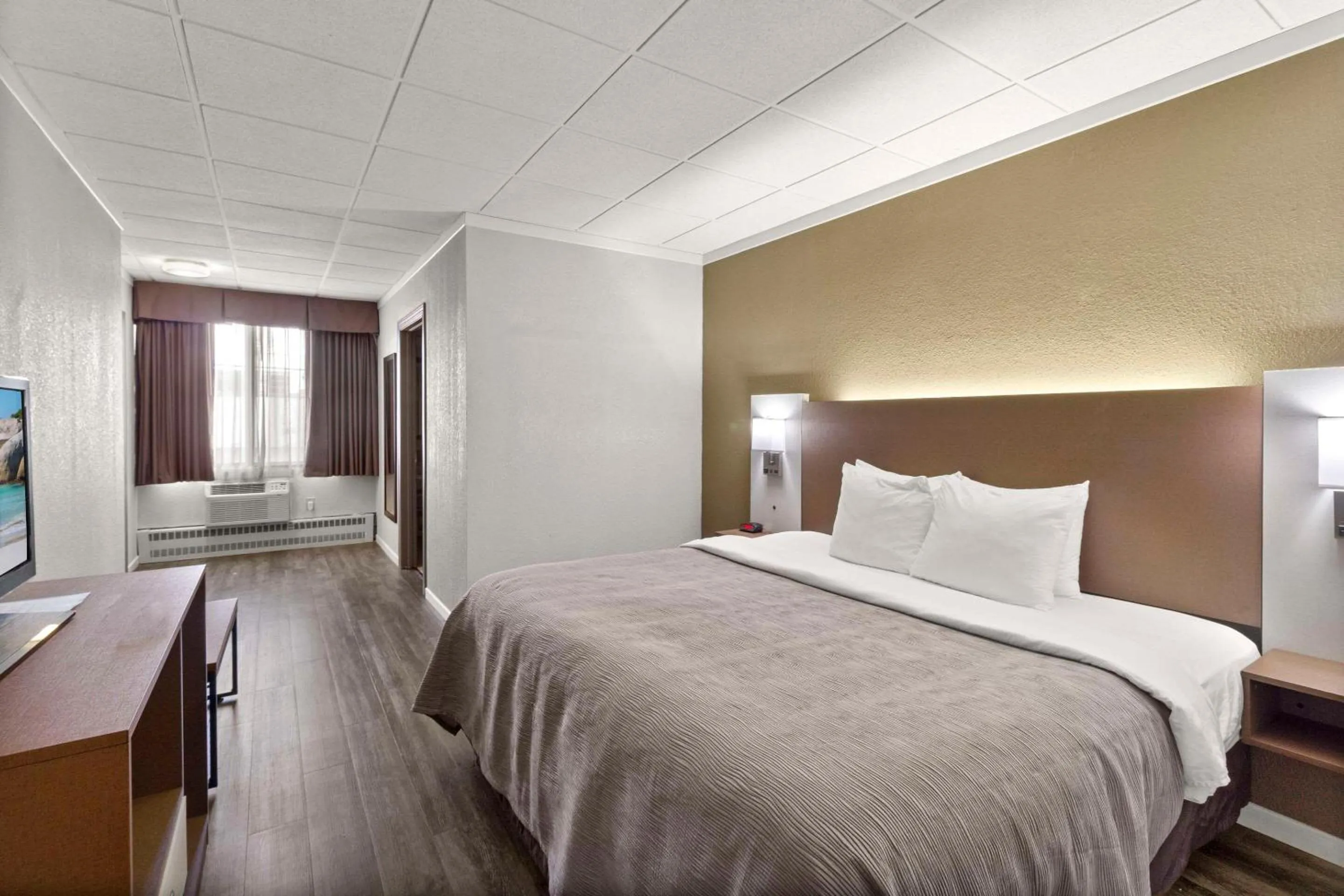 Bedroom, Bed in Quality Inn & Suites Green Bay Downtown