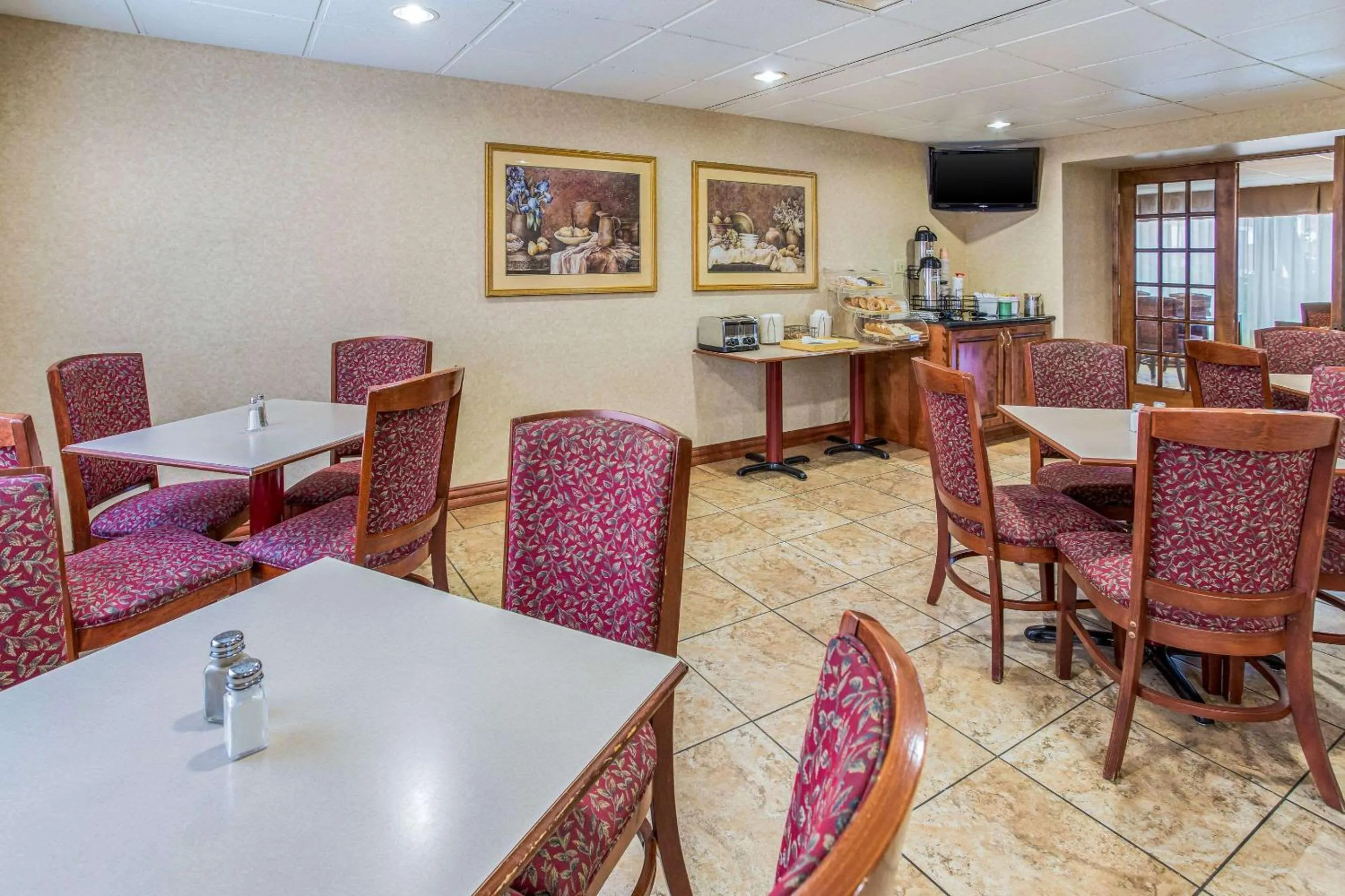 Breakfast in Quality Inn & Suites Green Bay Downtown