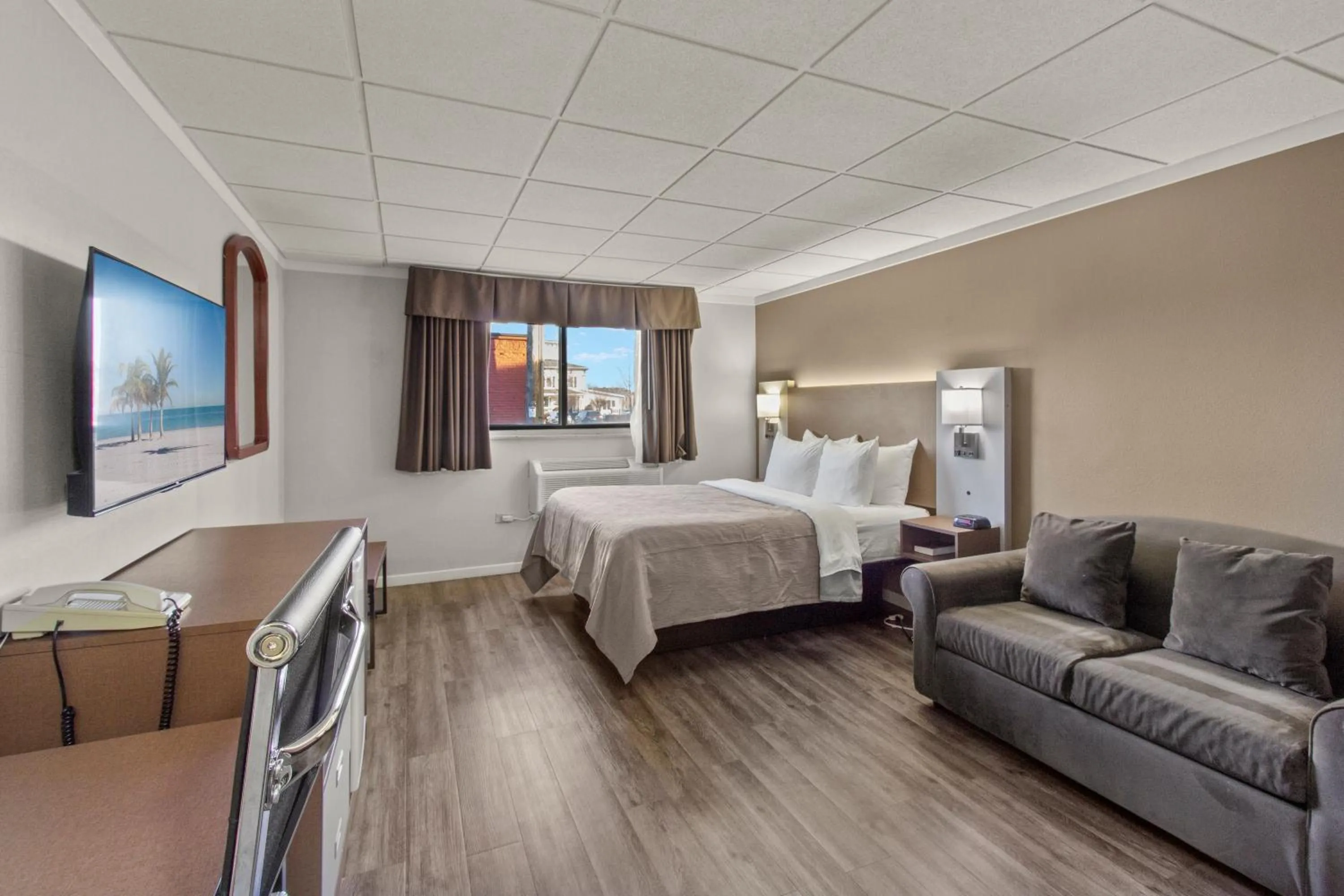 Bed in Quality Inn & Suites Green Bay Downtown