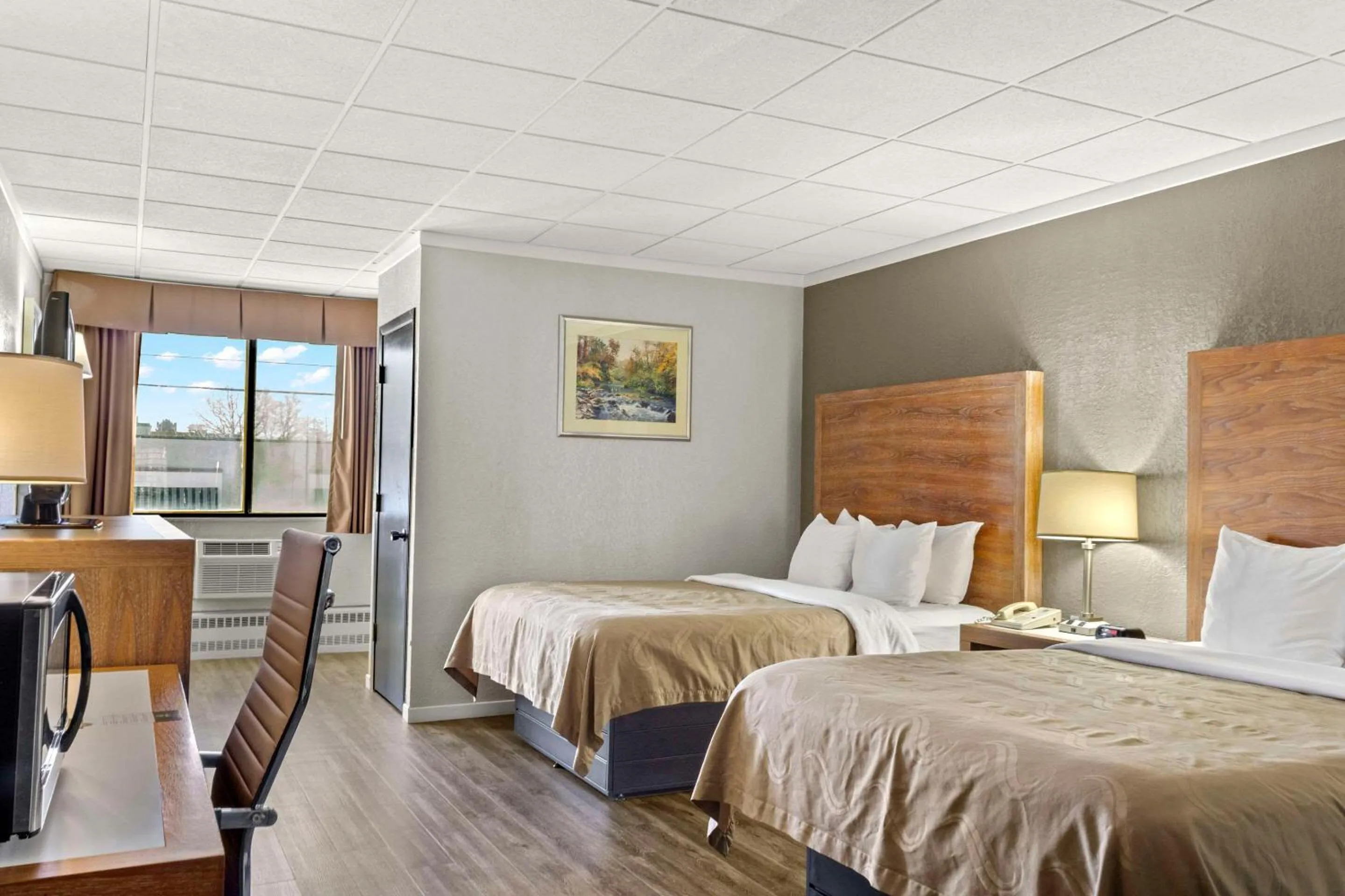 Bedroom, Bed in Quality Inn & Suites Green Bay Downtown