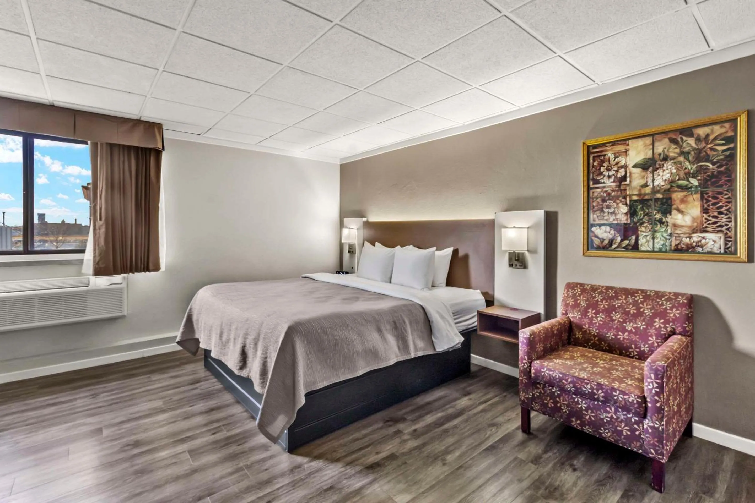 Bedroom, Bed in Quality Inn & Suites Green Bay Downtown