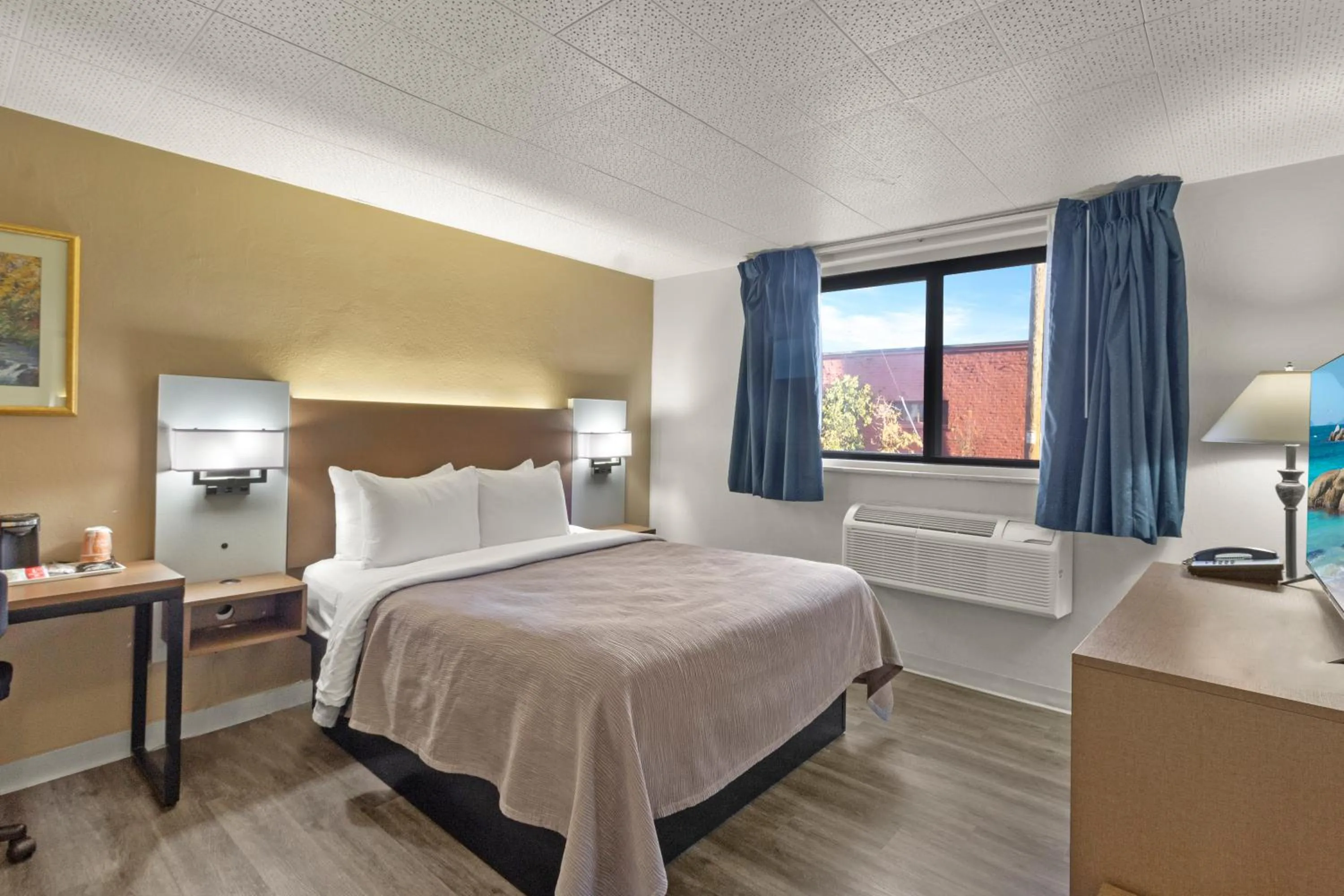 Bed in Quality Inn & Suites Green Bay Downtown