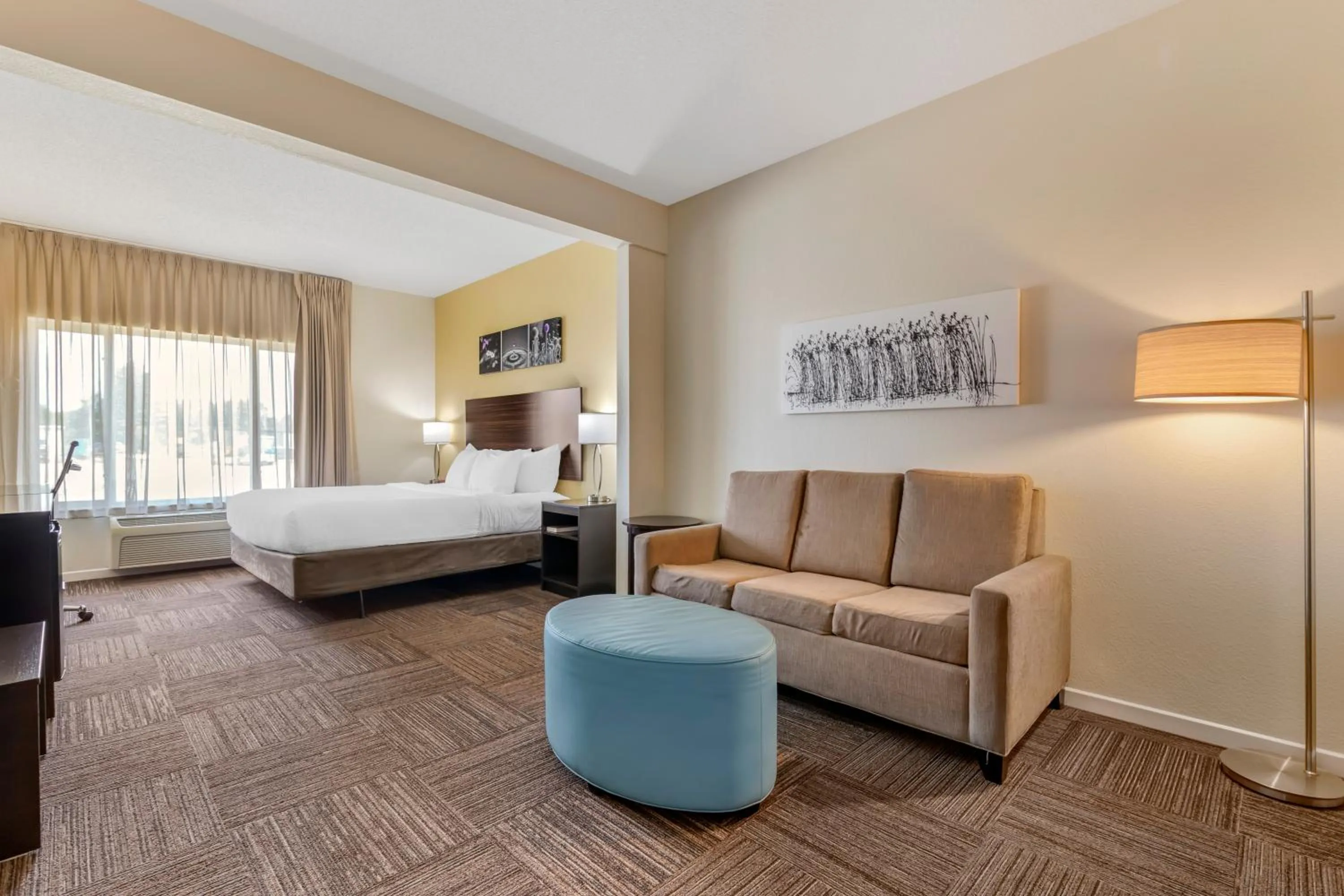 Seating area, Bed in Sleep Inn & Suites Wisconsin Rapids