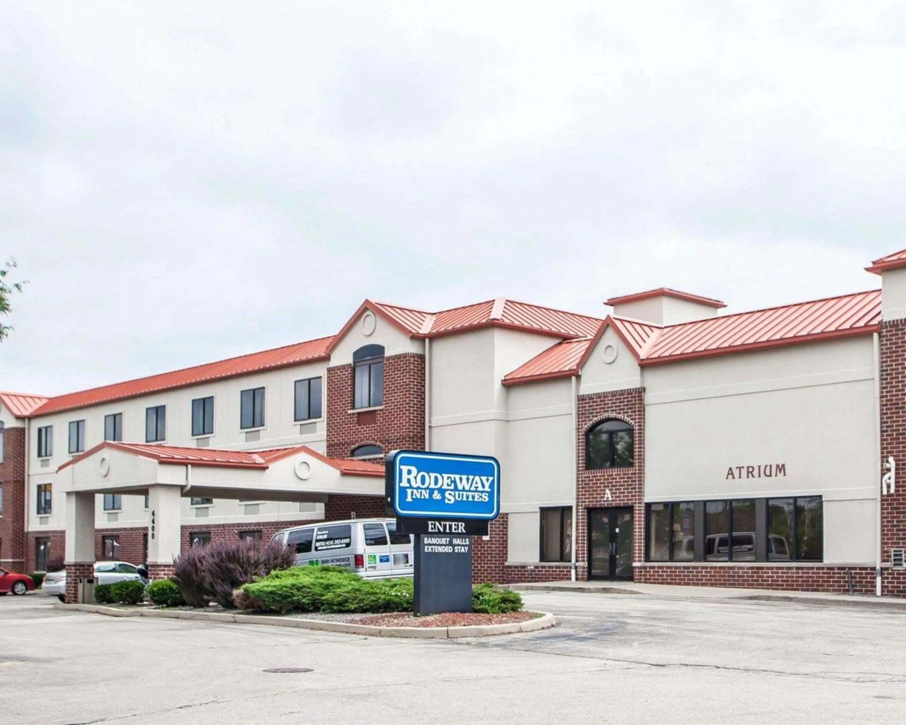 Property building in Rodeway Inn & Suites Milwaukee Airport