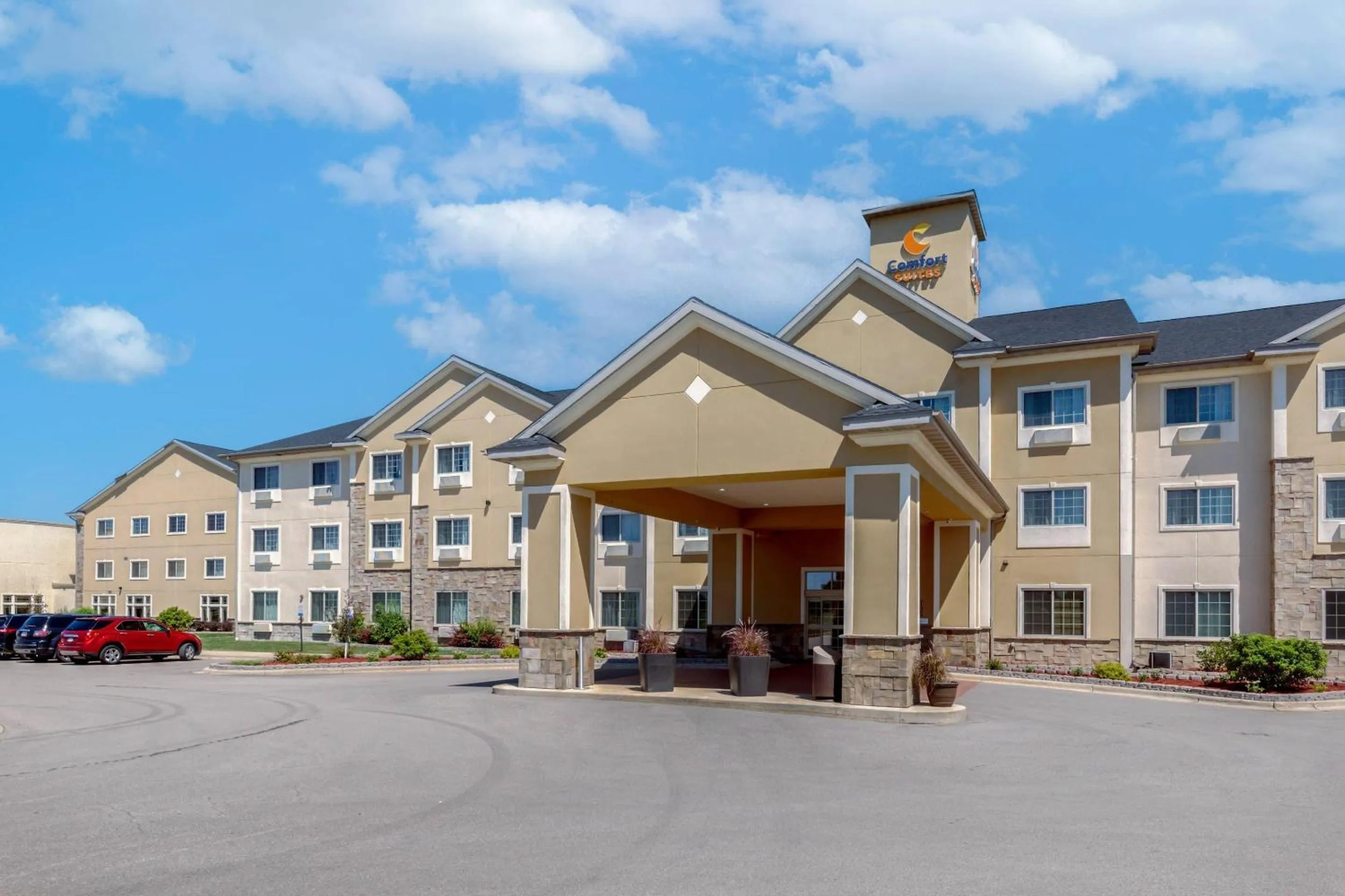 Property building in Comfort Suites Johnson Creek Conference Center
