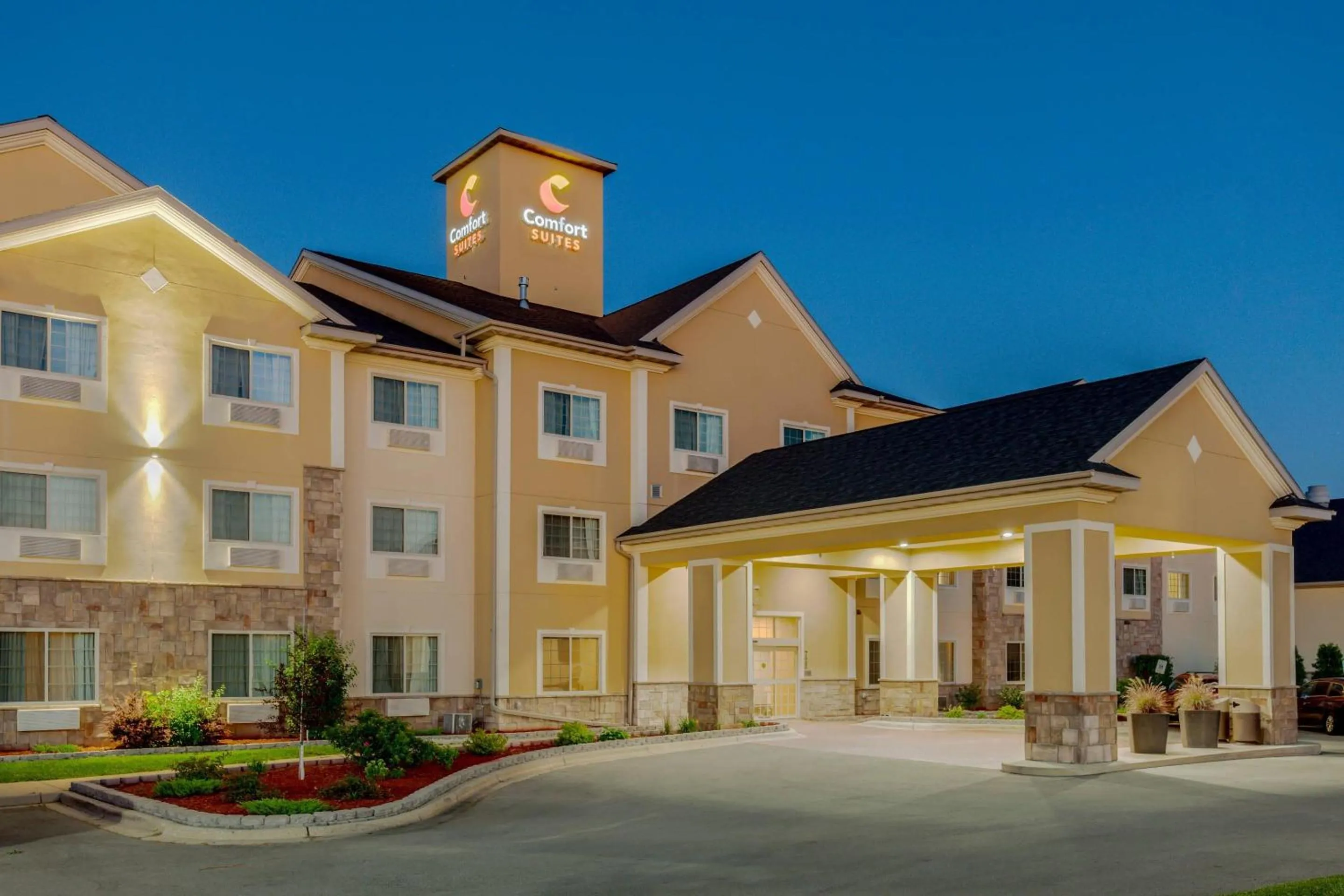 Property building in Comfort Suites Johnson Creek Conference Center