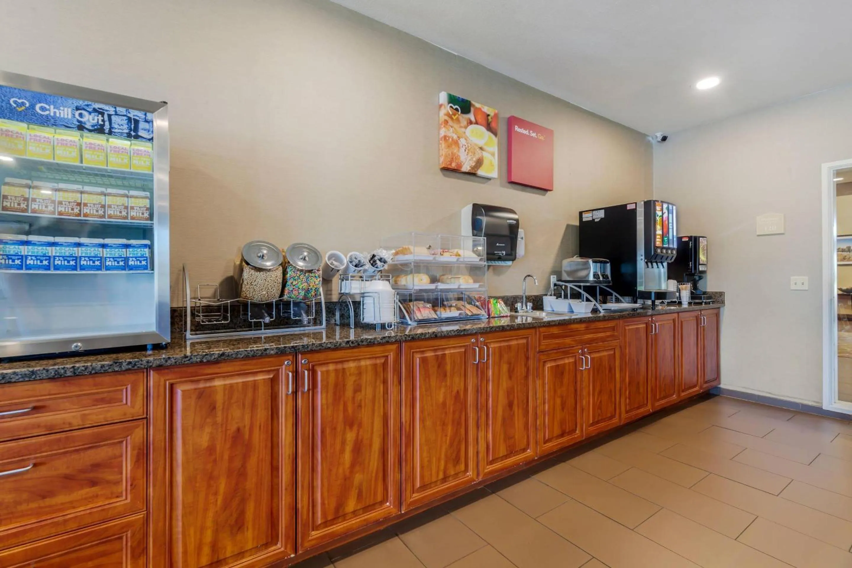 Breakfast in Comfort Suites Johnson Creek Conference Center