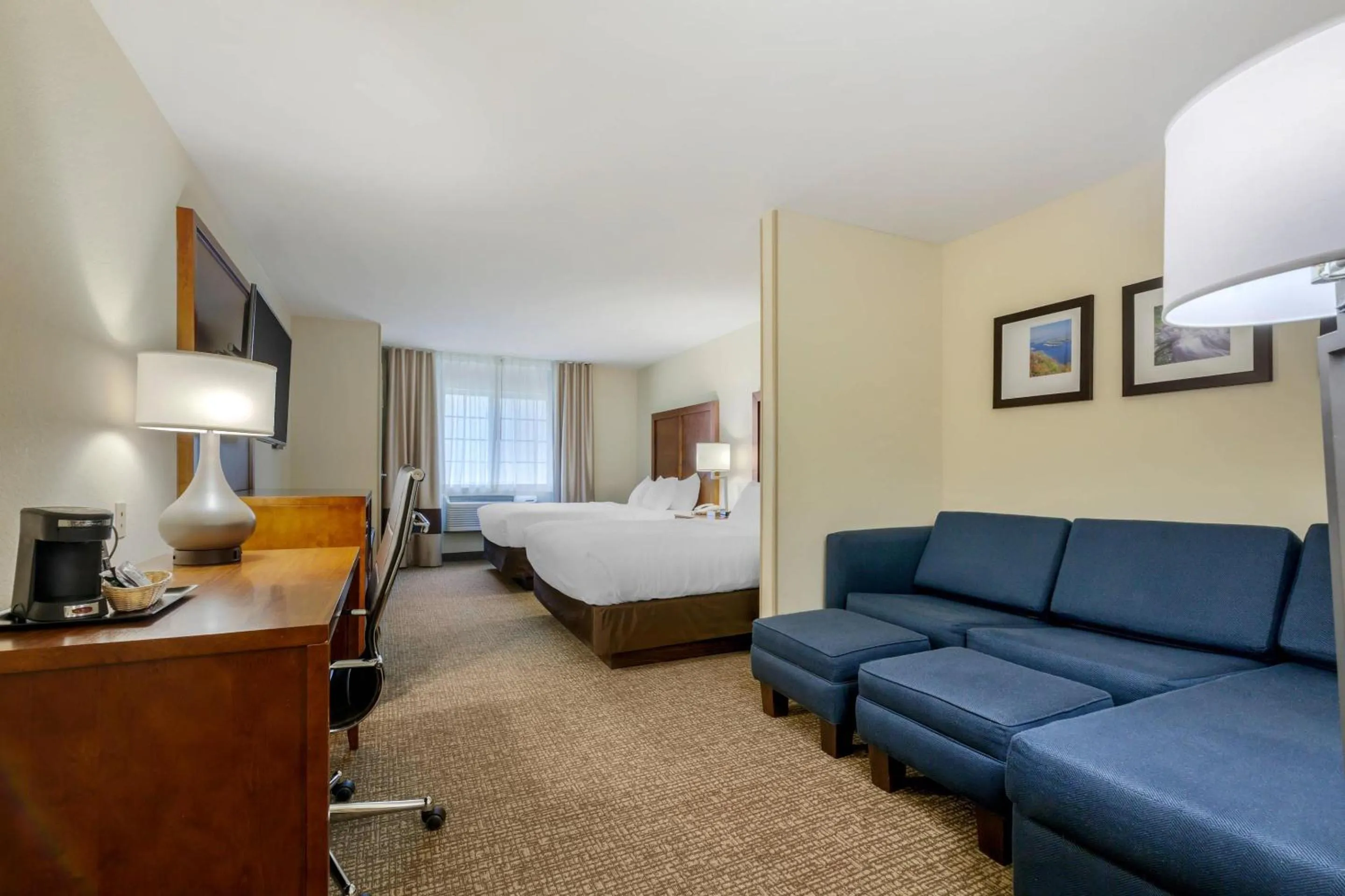 Bedroom in Comfort Suites Johnson Creek Conference Center