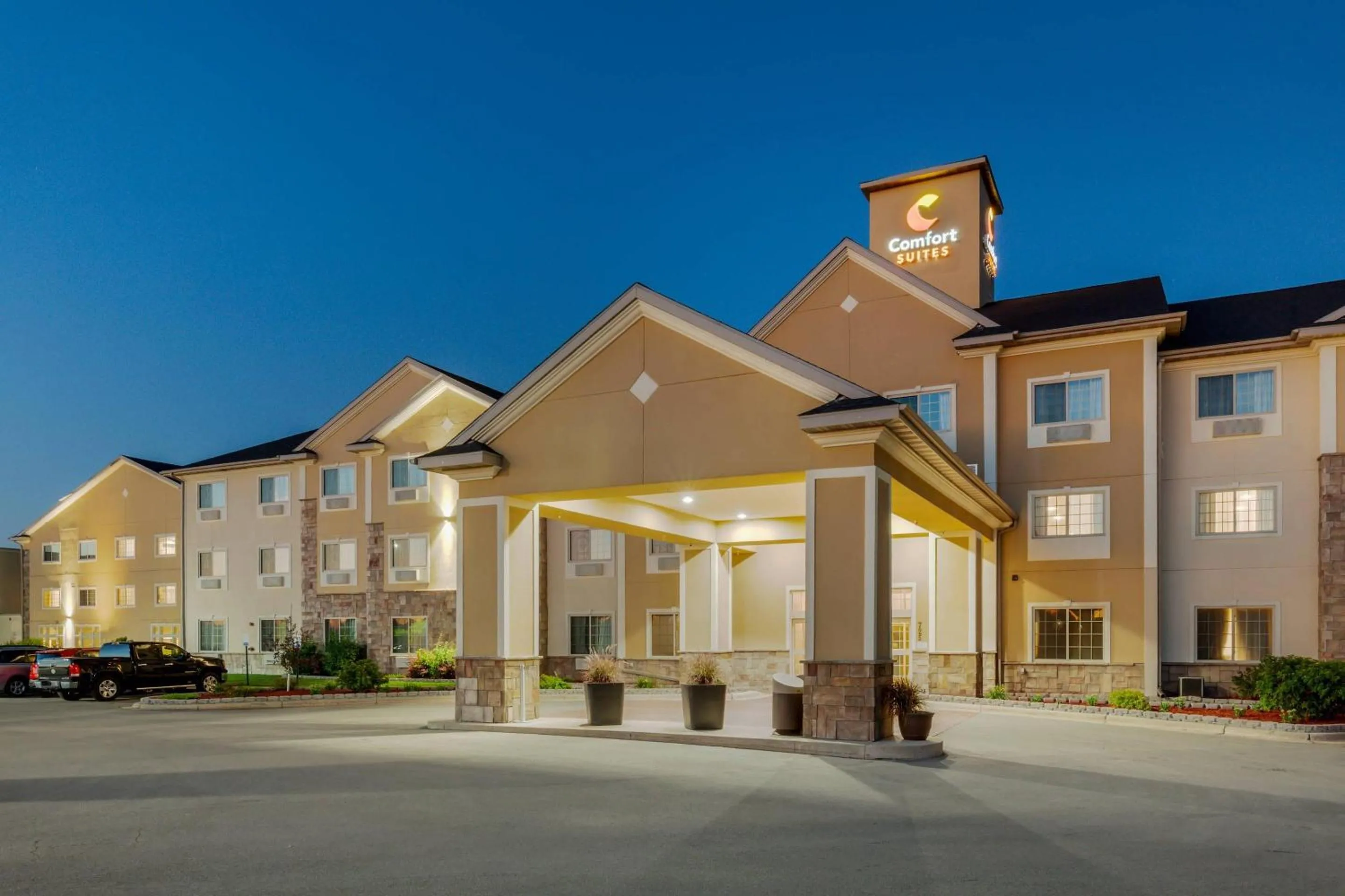 Property building in Comfort Suites Johnson Creek Conference Center
