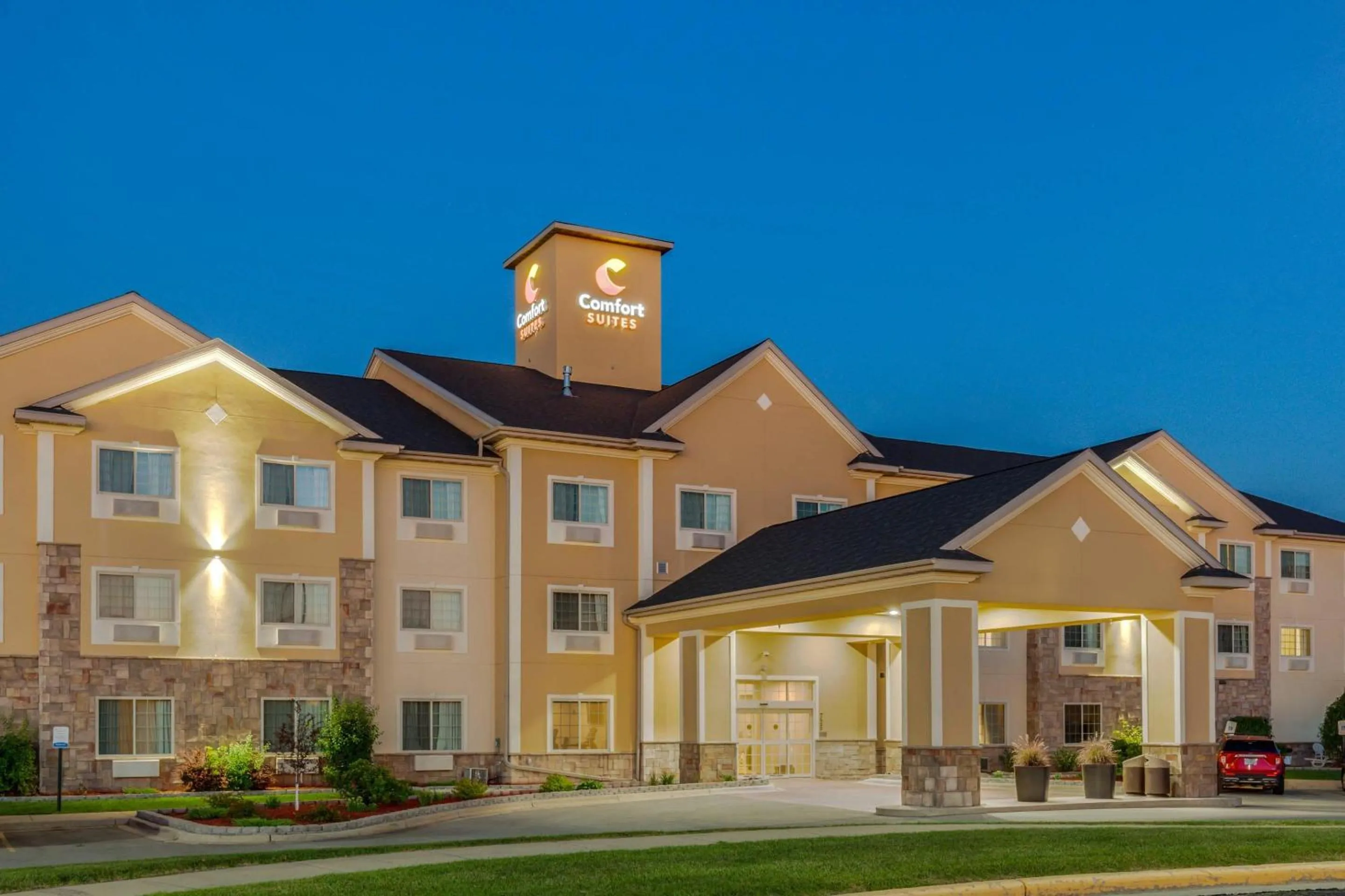 Property building in Comfort Suites Johnson Creek Conference Center