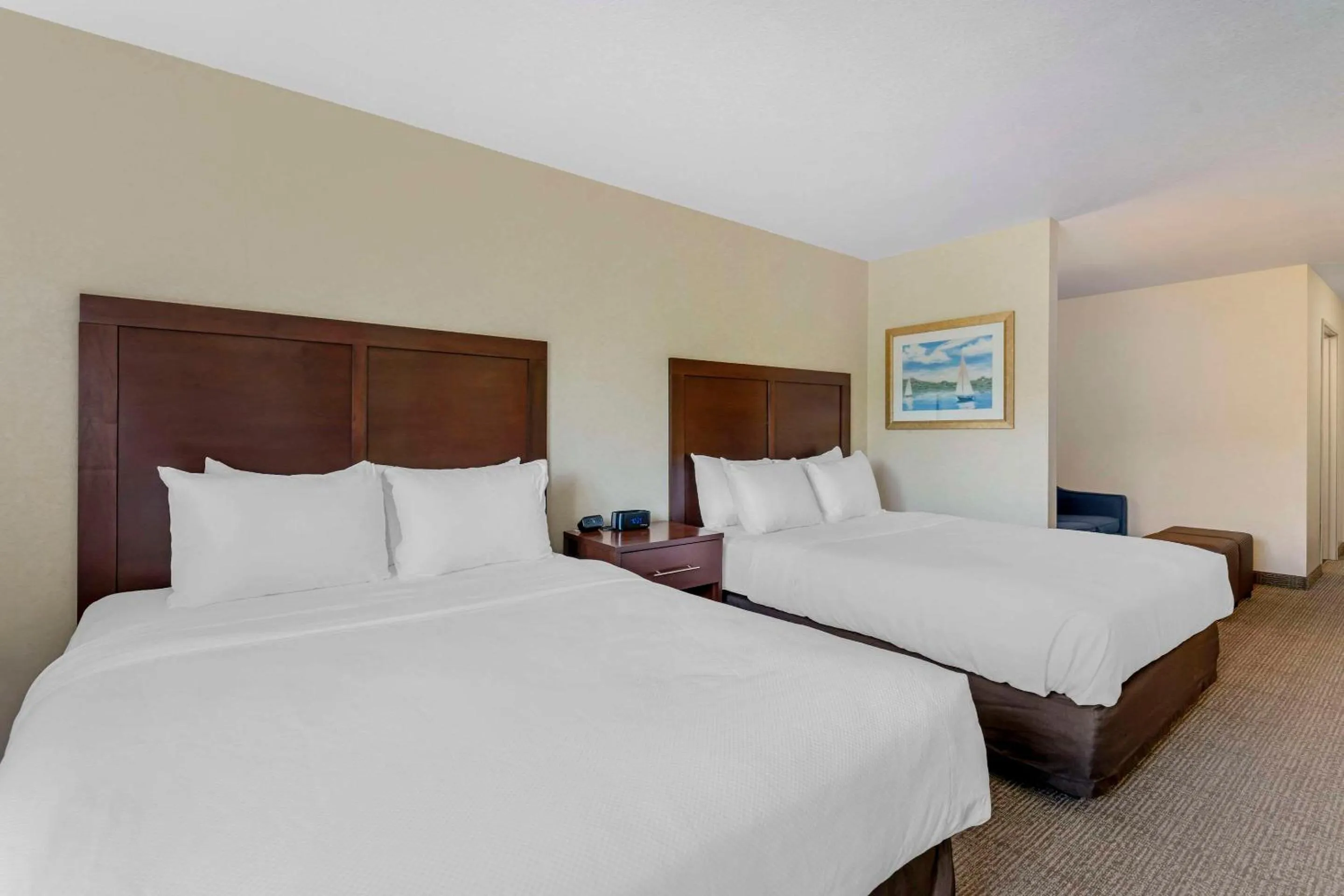 Bedroom, Bed in Comfort Suites Lake Geneva East