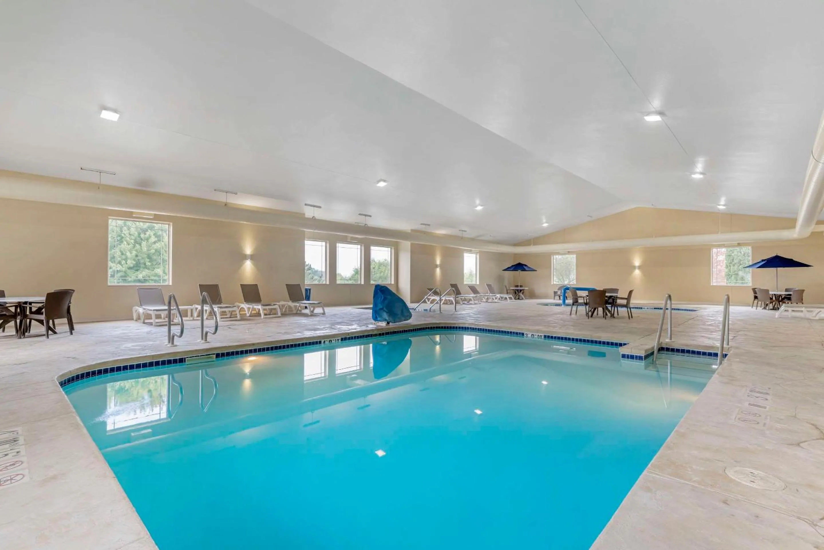 Swimming pool in Comfort Suites Lake Geneva East