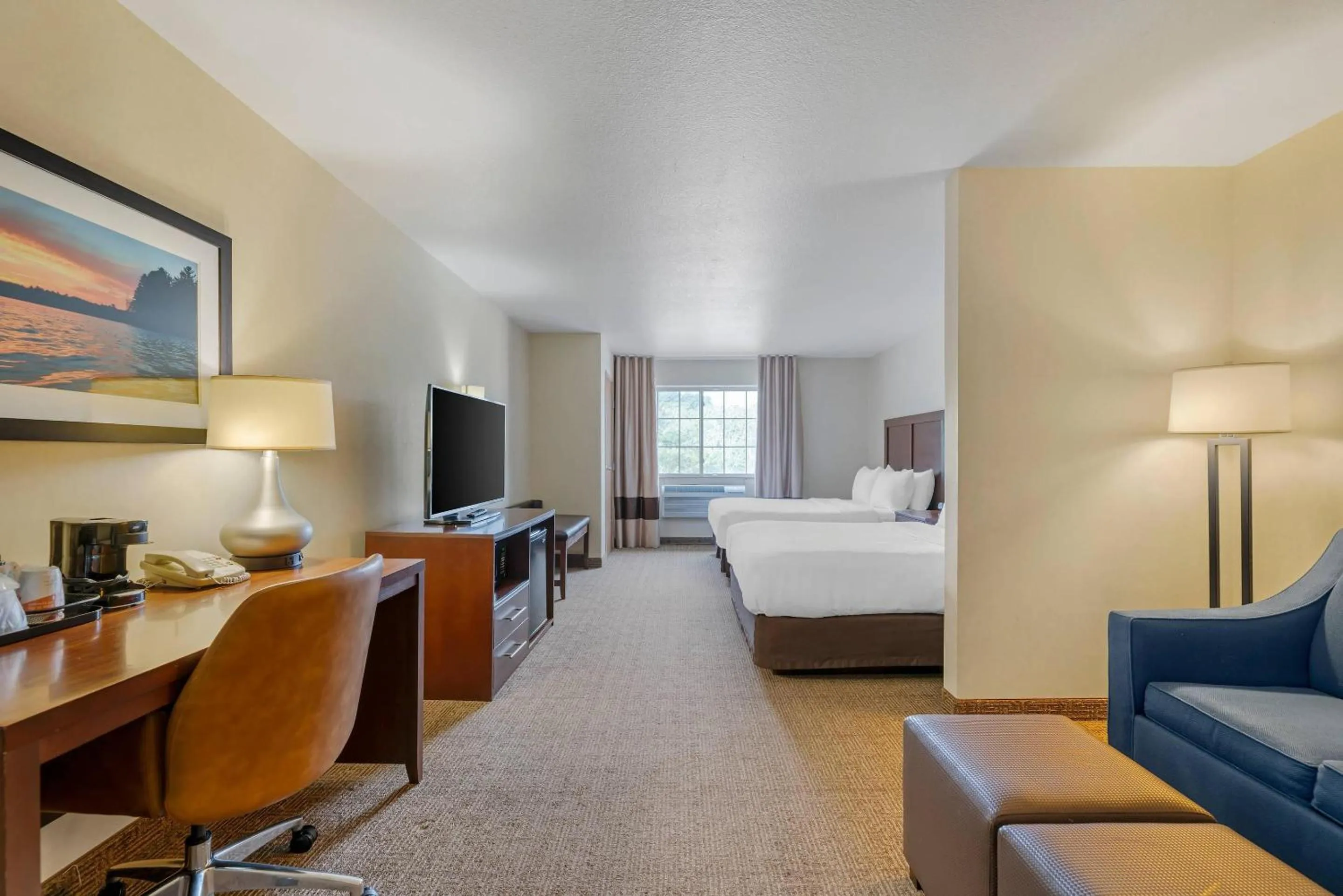 Bedroom, Bed in Comfort Suites Lake Geneva East