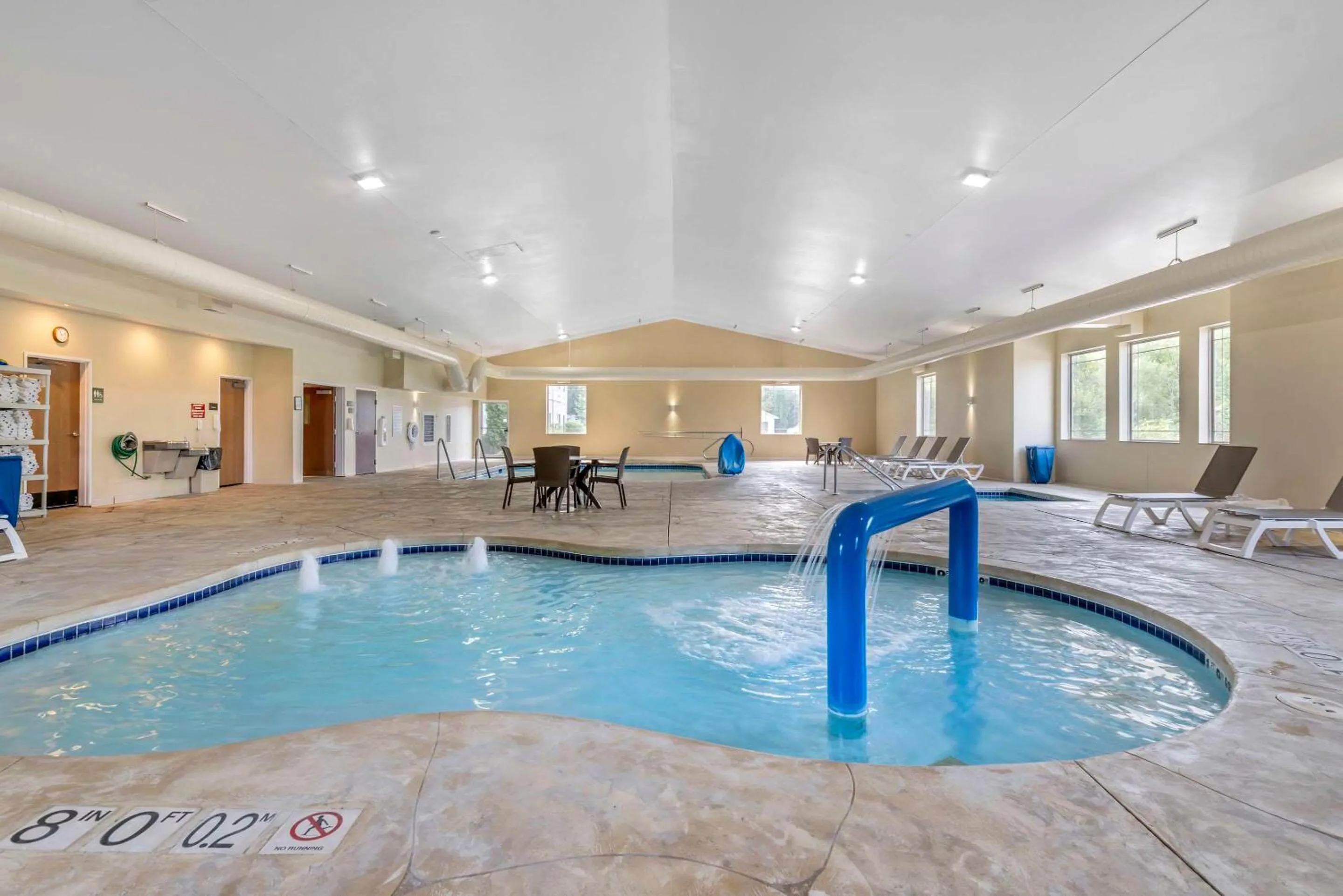 Swimming pool in Comfort Suites Lake Geneva East