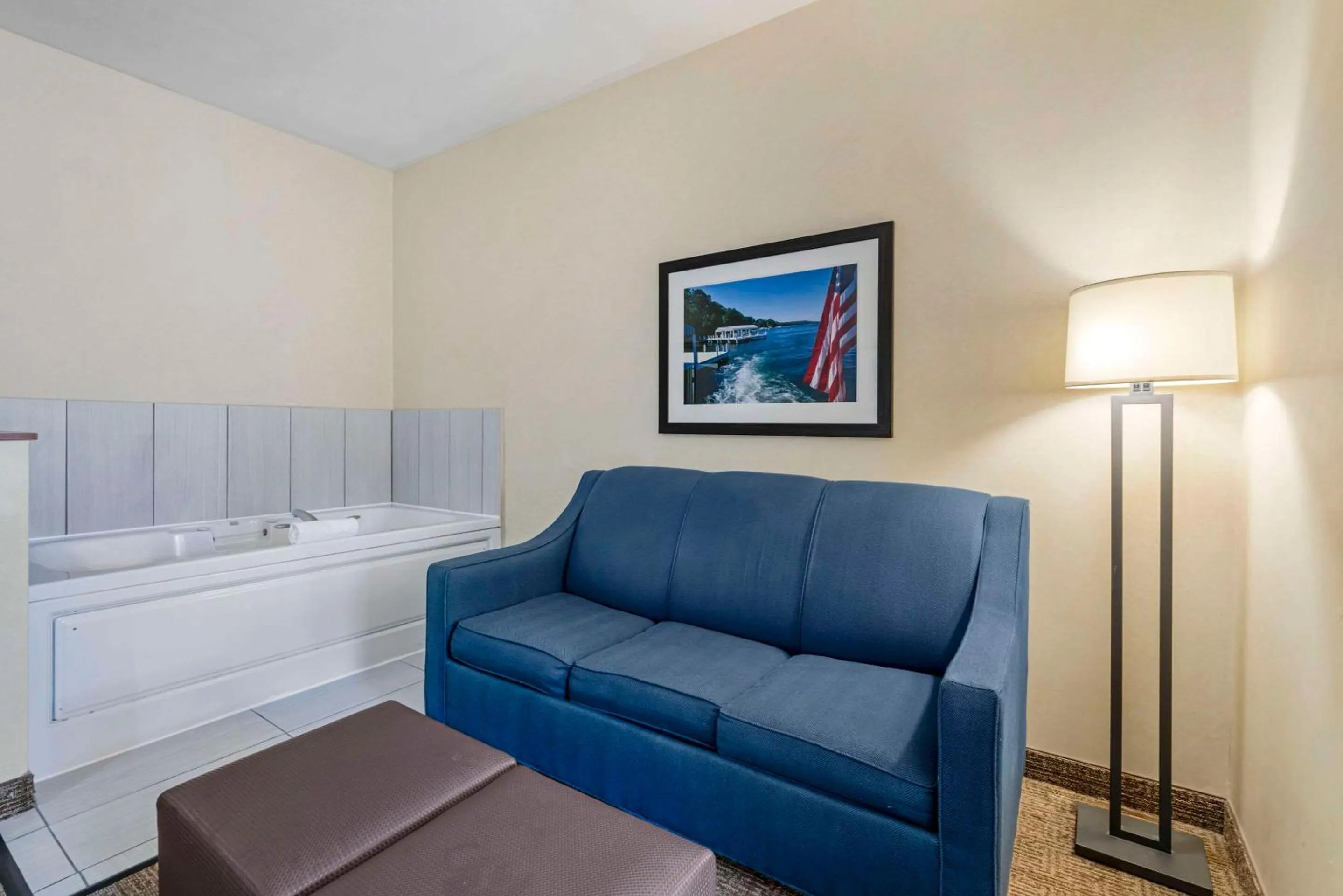 Bedroom in Comfort Suites Lake Geneva East