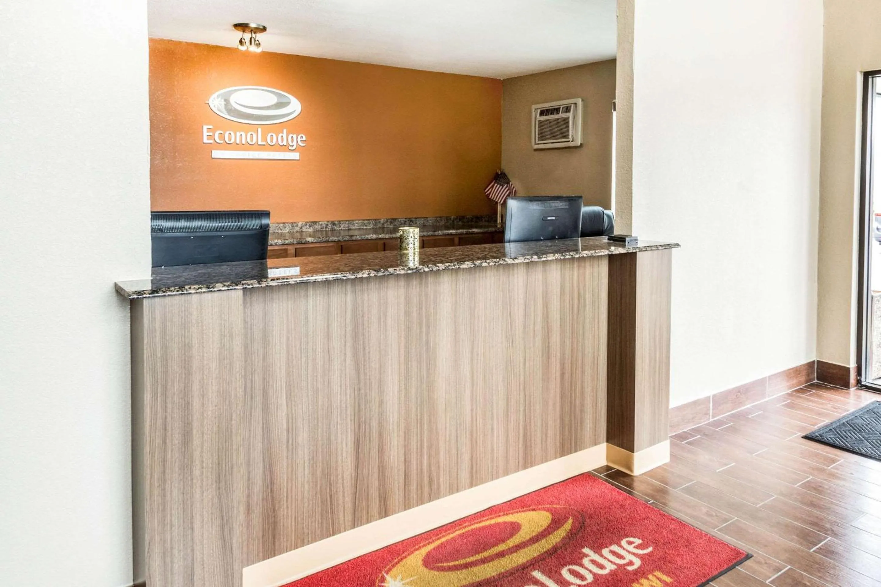 Lobby or reception in Econo Lodge La Crosse North
