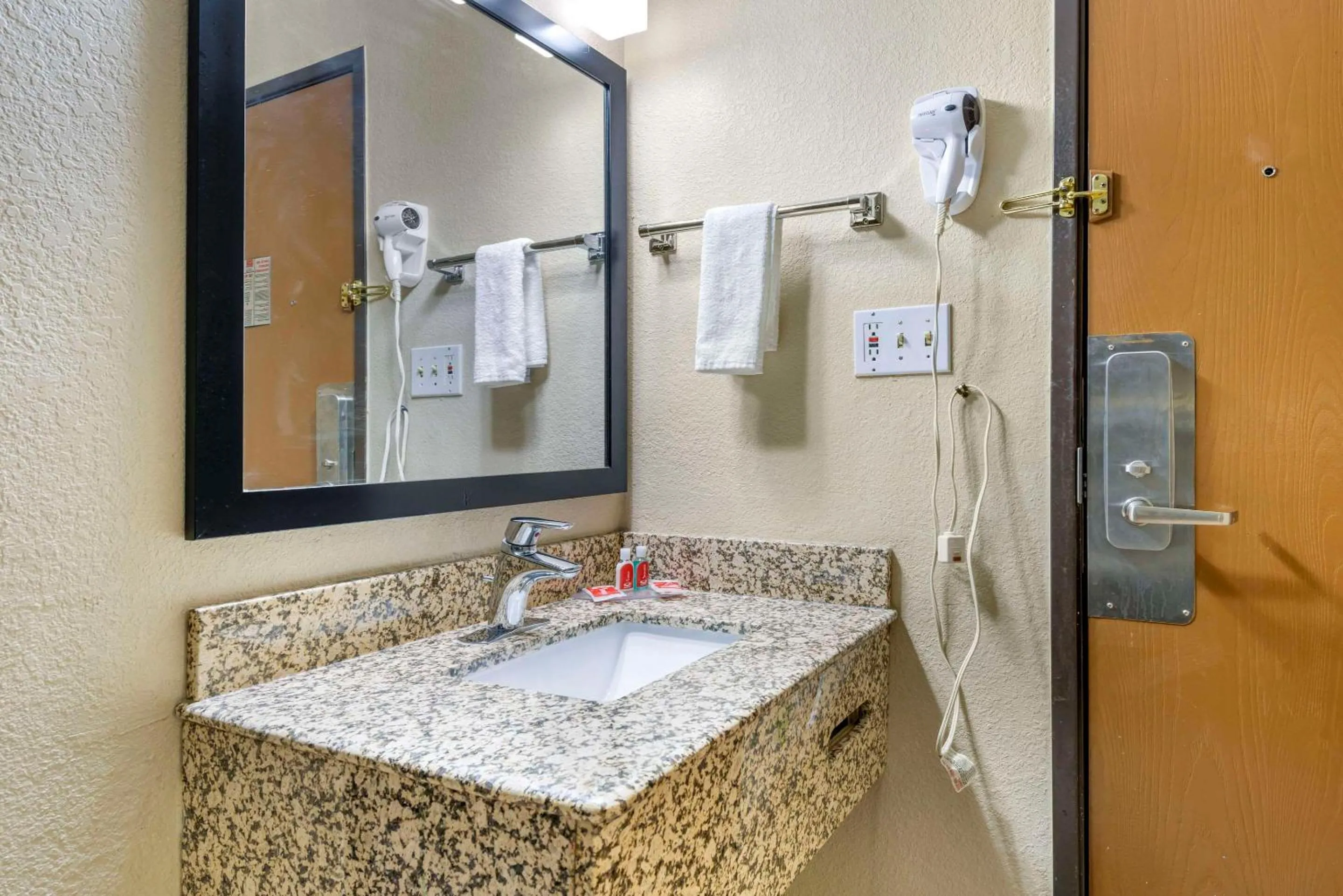 Bedroom in Econo Lodge La Crosse North