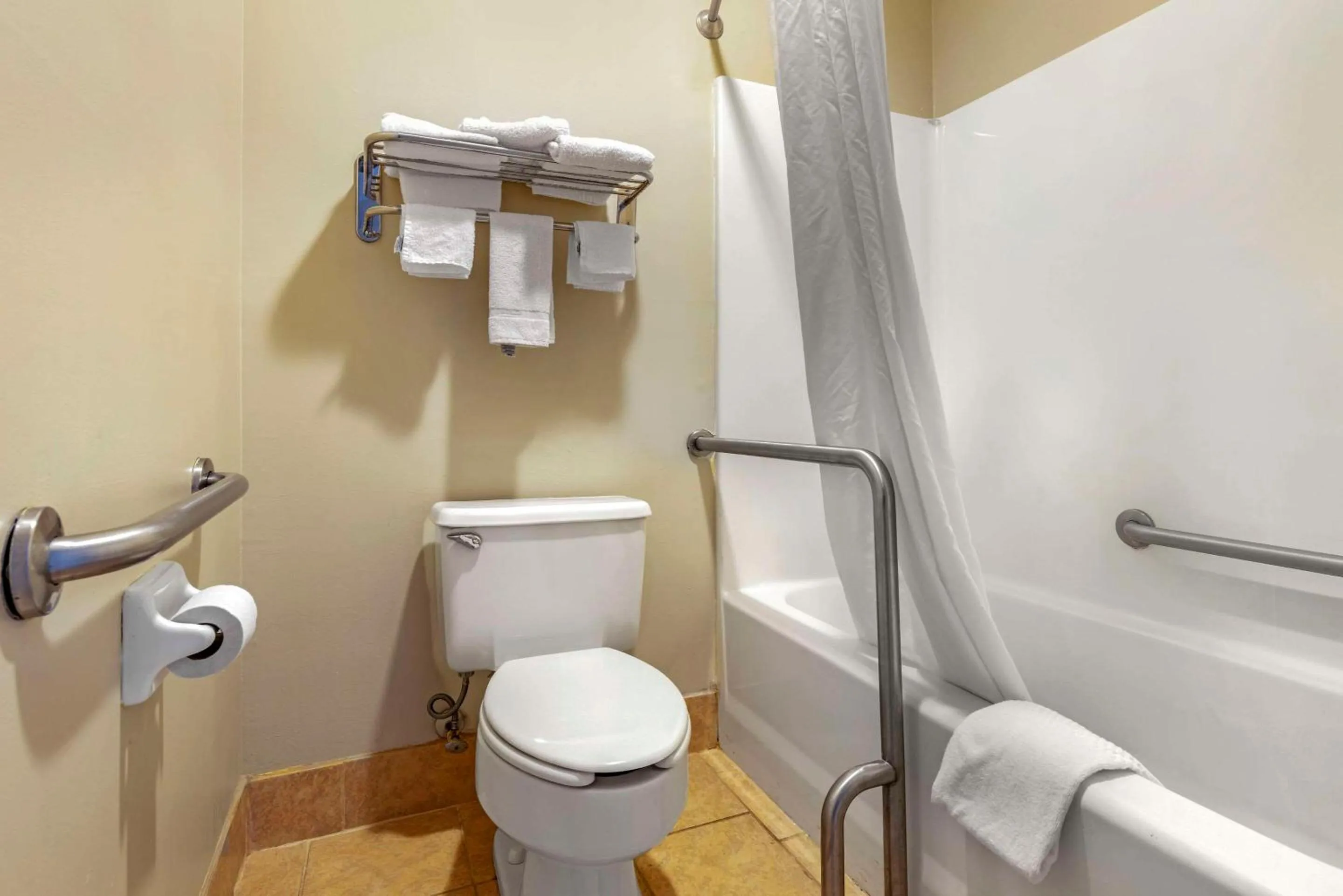 Bedroom in Econo Lodge La Crosse North