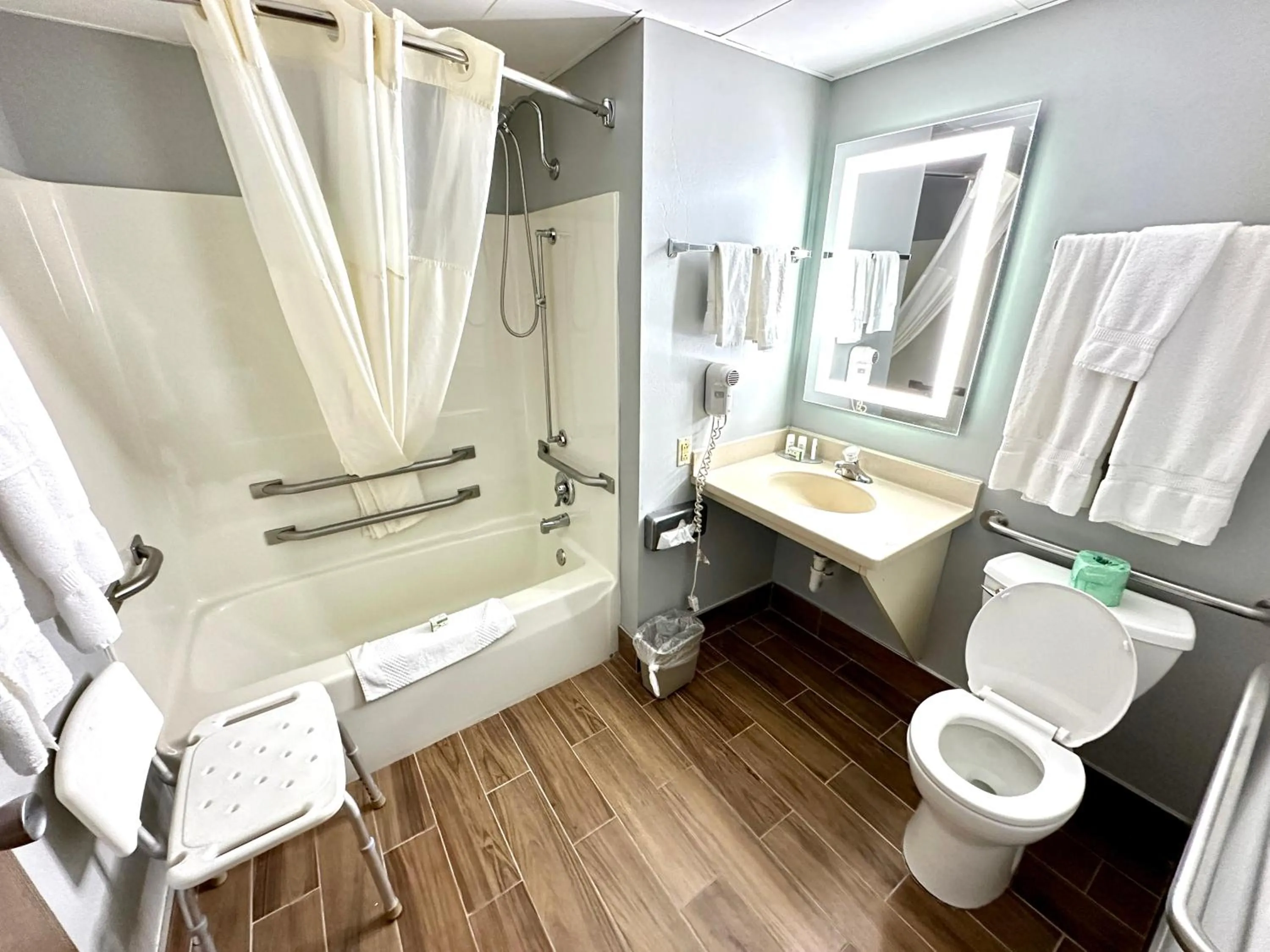 Shower in Clarion Hotel and Convention Center Baraboo