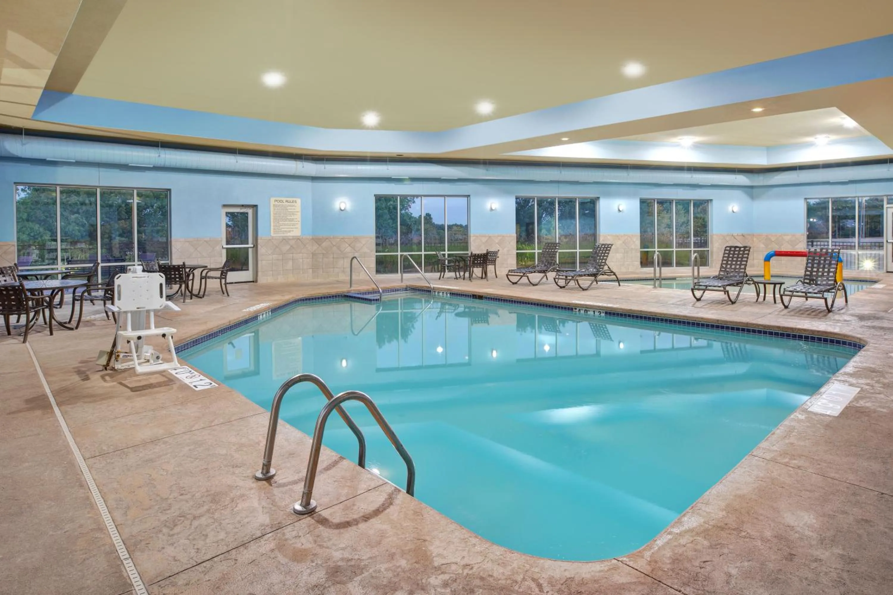 Swimming pool in Holiday Inn Express & Suites Milwaukee NW - Park Place by IHG