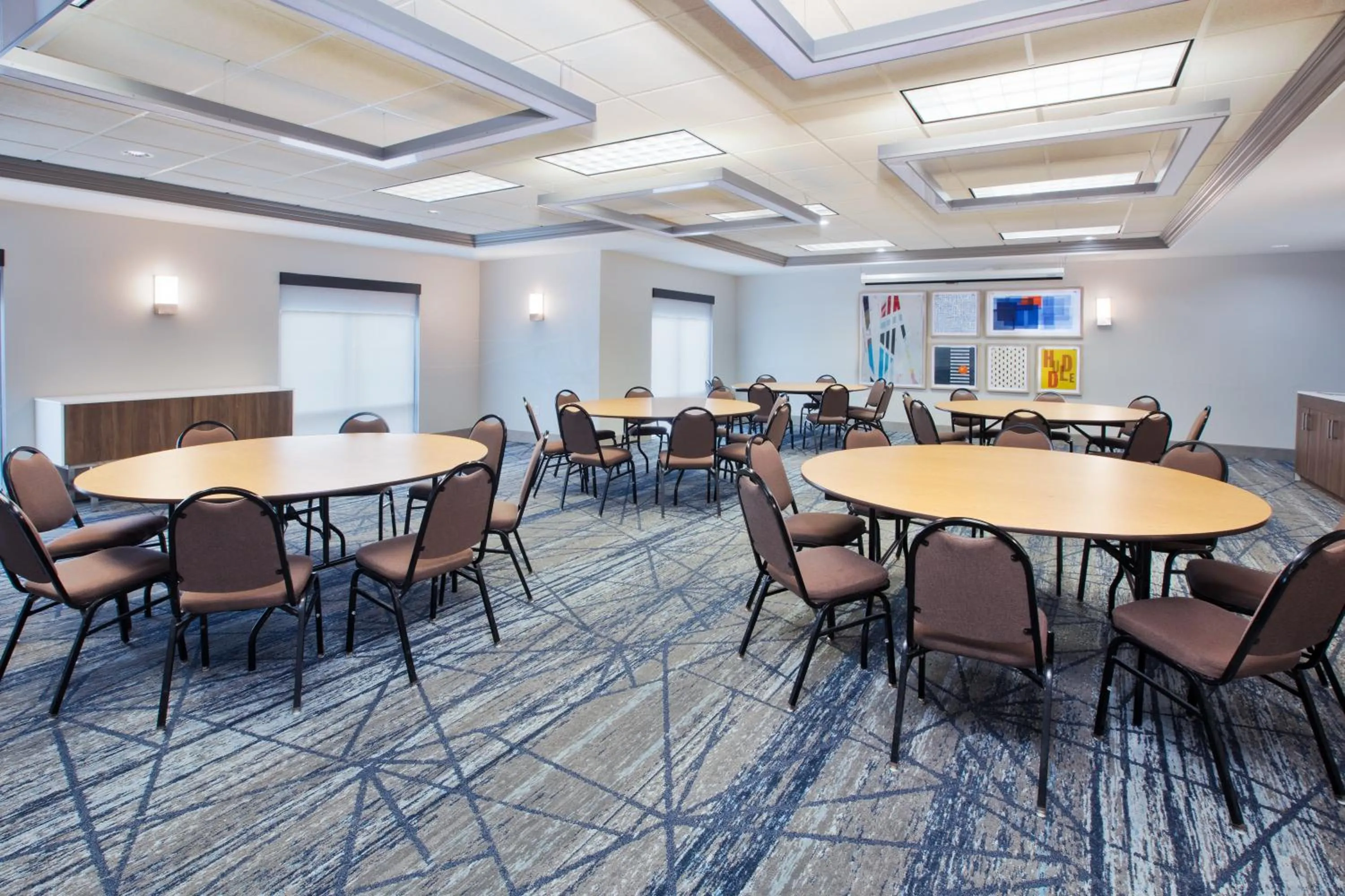 Meeting/conference room in Holiday Inn Express & Suites Milwaukee NW - Park Place by IHG