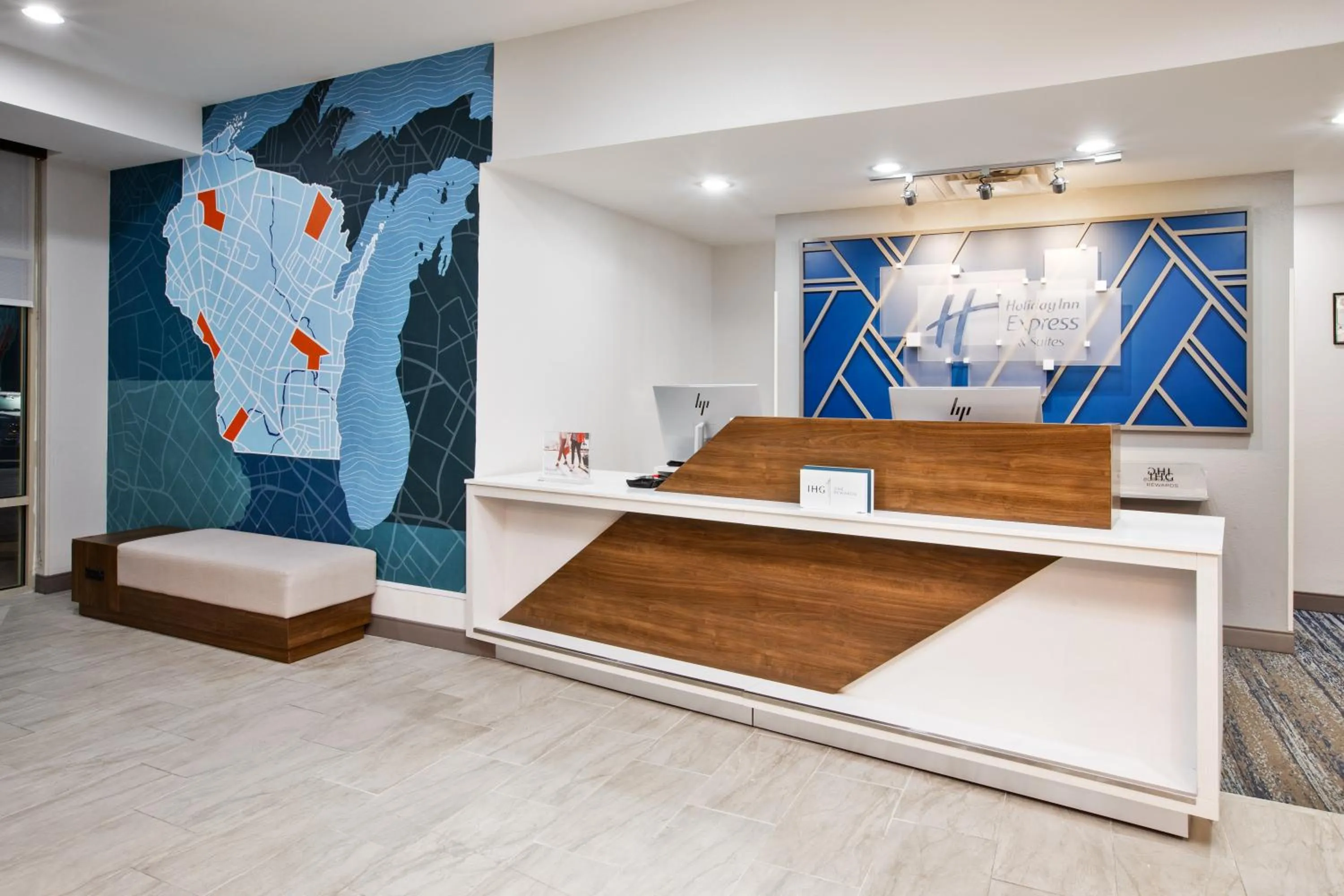 Lobby or reception in Holiday Inn Express & Suites Milwaukee NW - Park Place by IHG