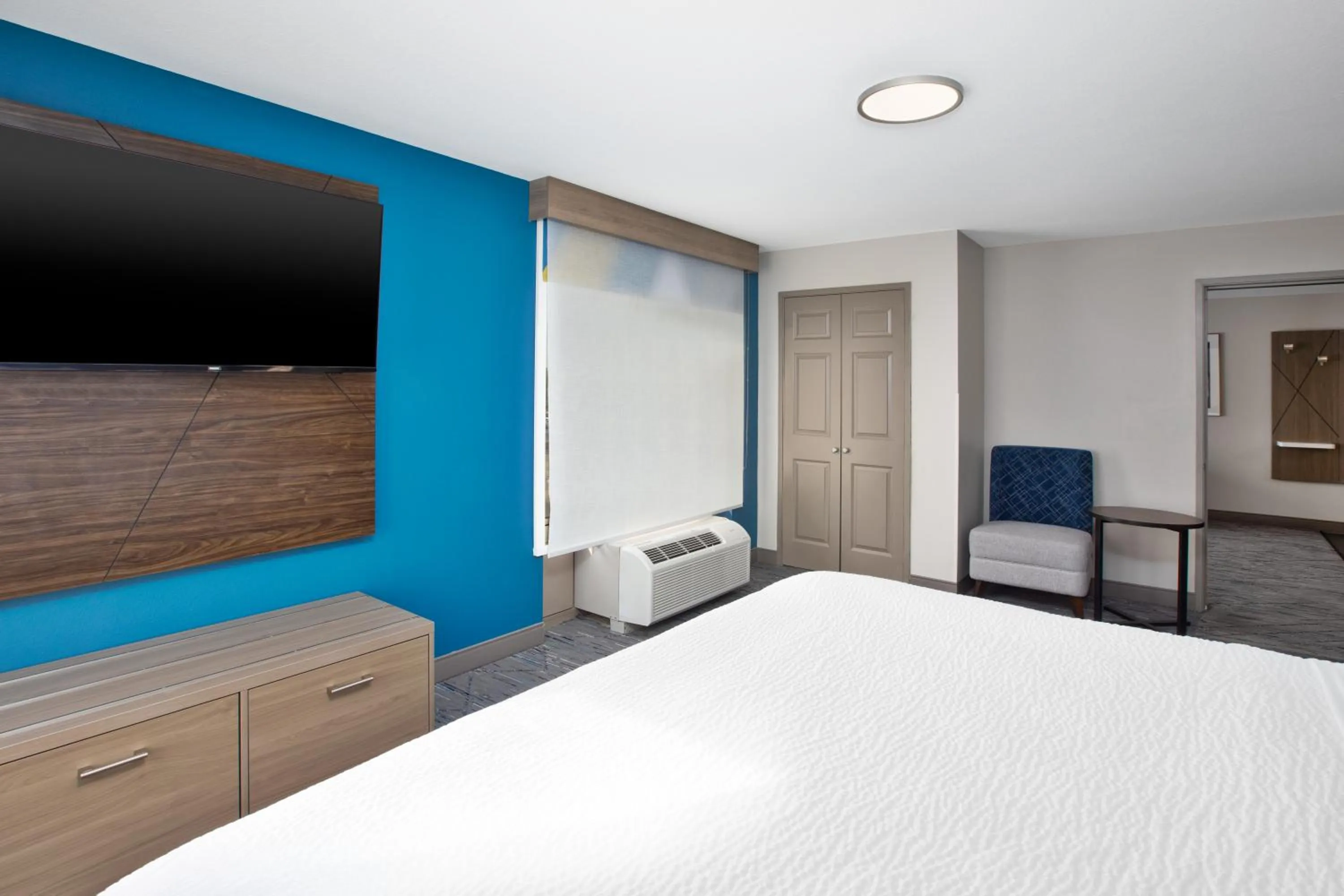 Bedroom, Bed in Holiday Inn Express & Suites Milwaukee NW - Park Place by IHG