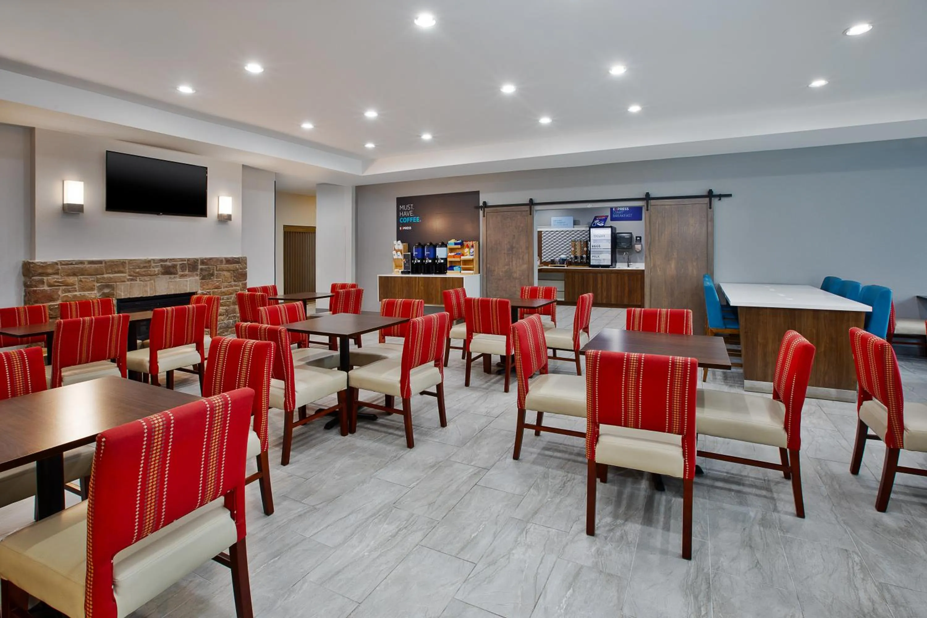 Breakfast in Holiday Inn Express & Suites Milwaukee NW - Park Place by IHG