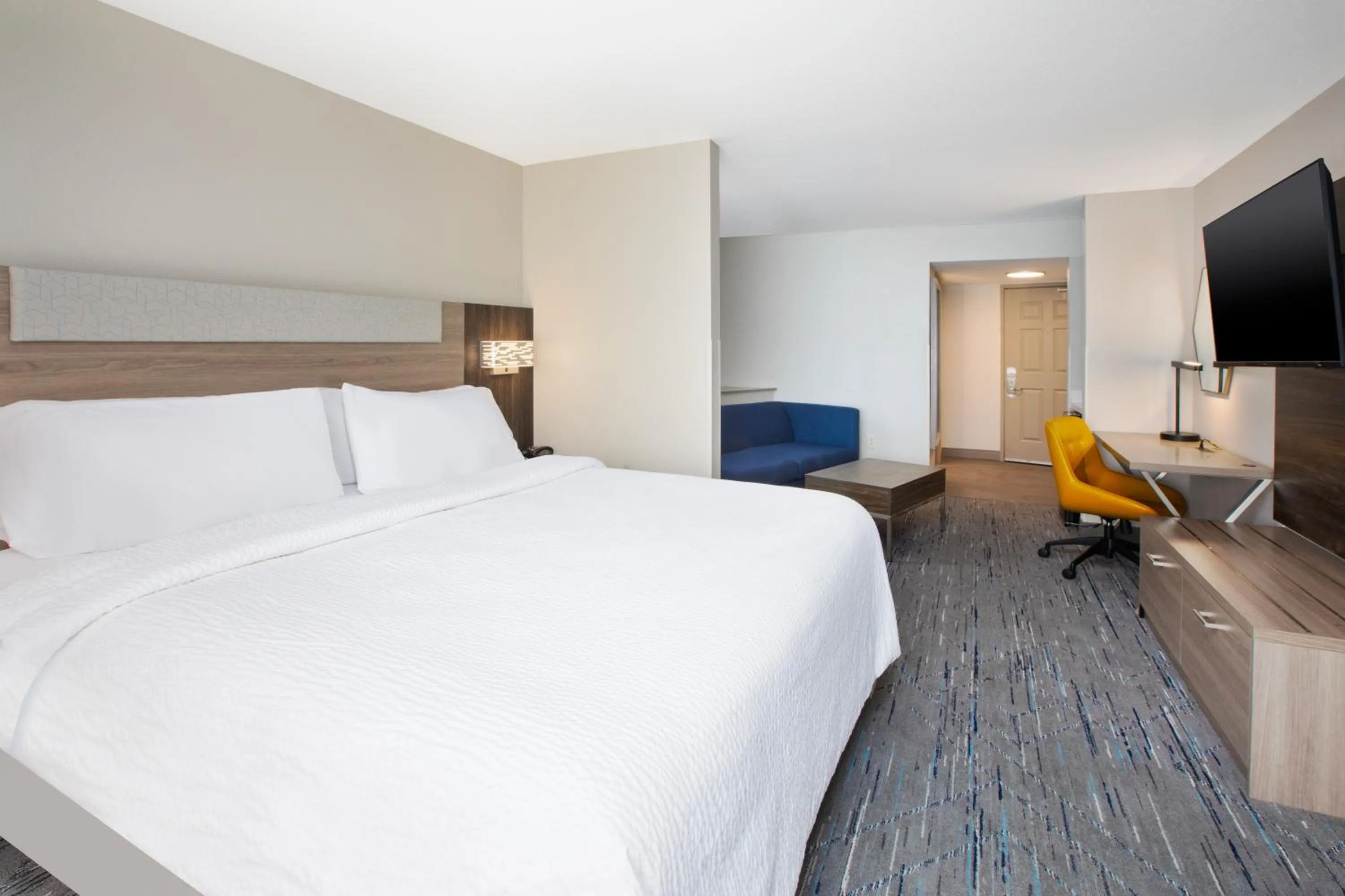 Photo of the whole room, Bed in Holiday Inn Express & Suites Milwaukee NW - Park Place by IHG