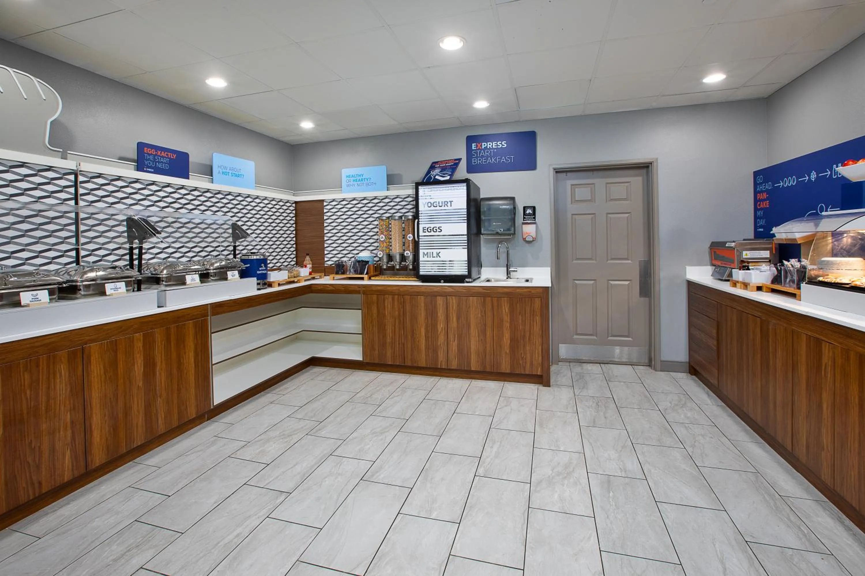 Breakfast in Holiday Inn Express & Suites Milwaukee NW - Park Place by IHG