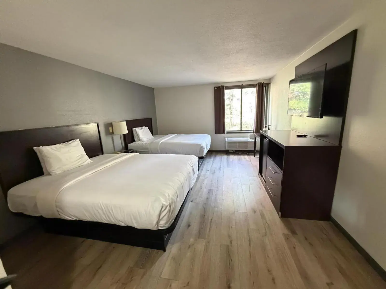 Special Offer - Queen Room with Two Queen Beds in University Inn & Suites Special Offer - Queen Room with Two Queen Beds in University Inn & Suites