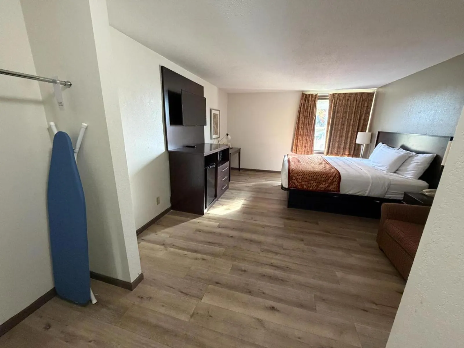 Bed in University Inn & Suites