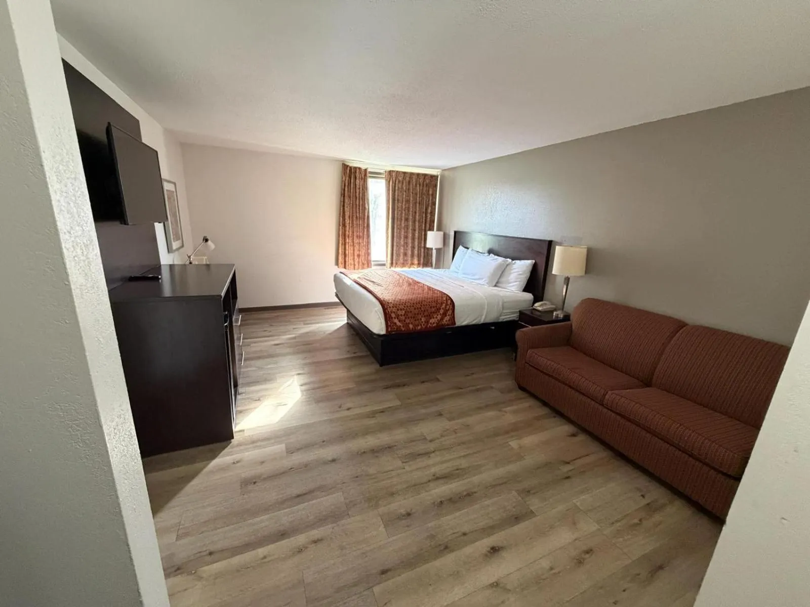 Bed in University Inn & Suites