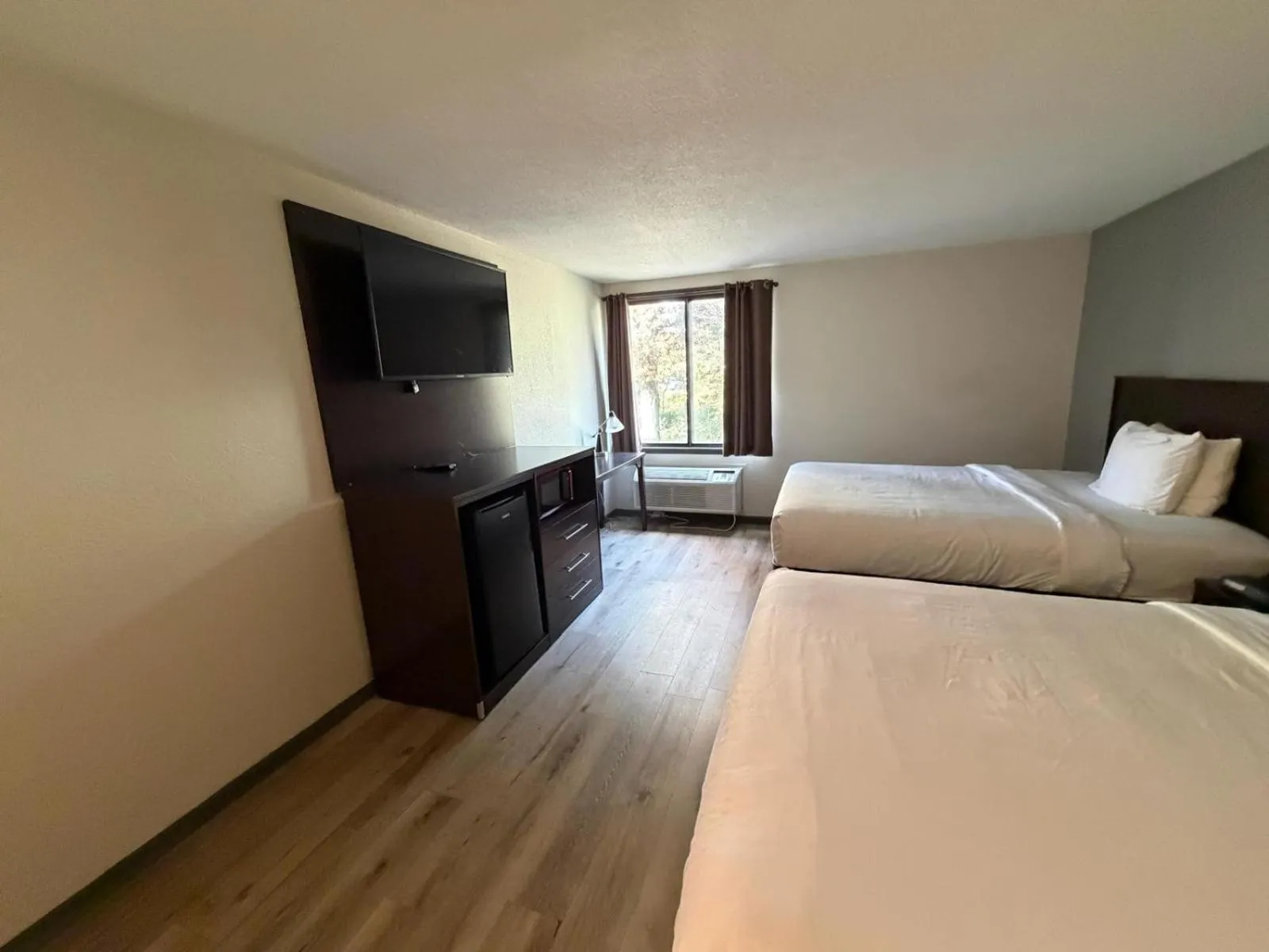 Bed in University Inn & Suites