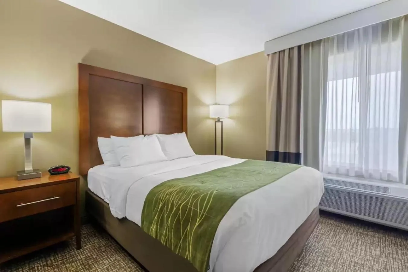 Bed in Comfort Inn Plover-Stevens Point