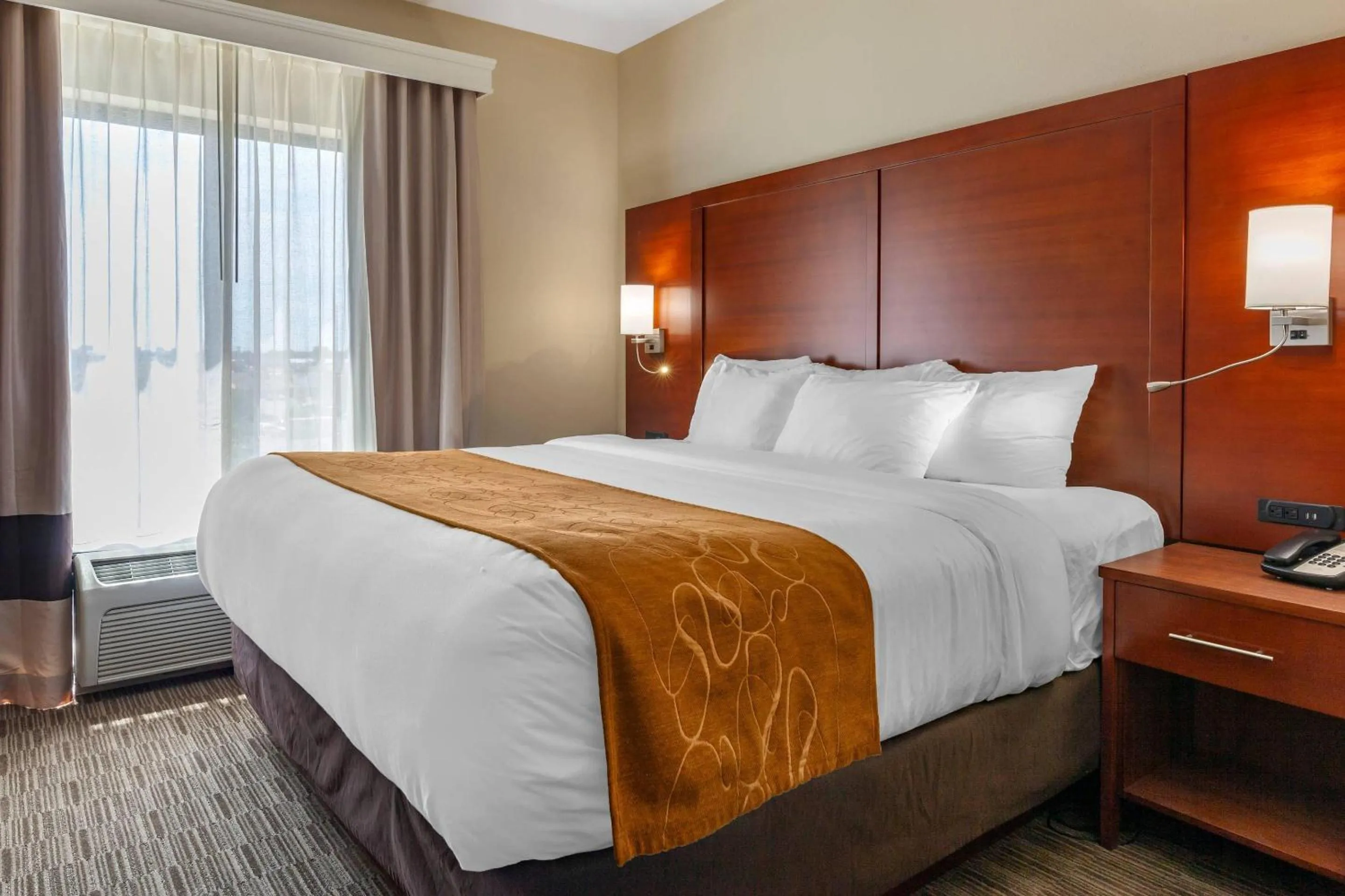 Bedroom, Bed in Comfort Suites Oshkosh West