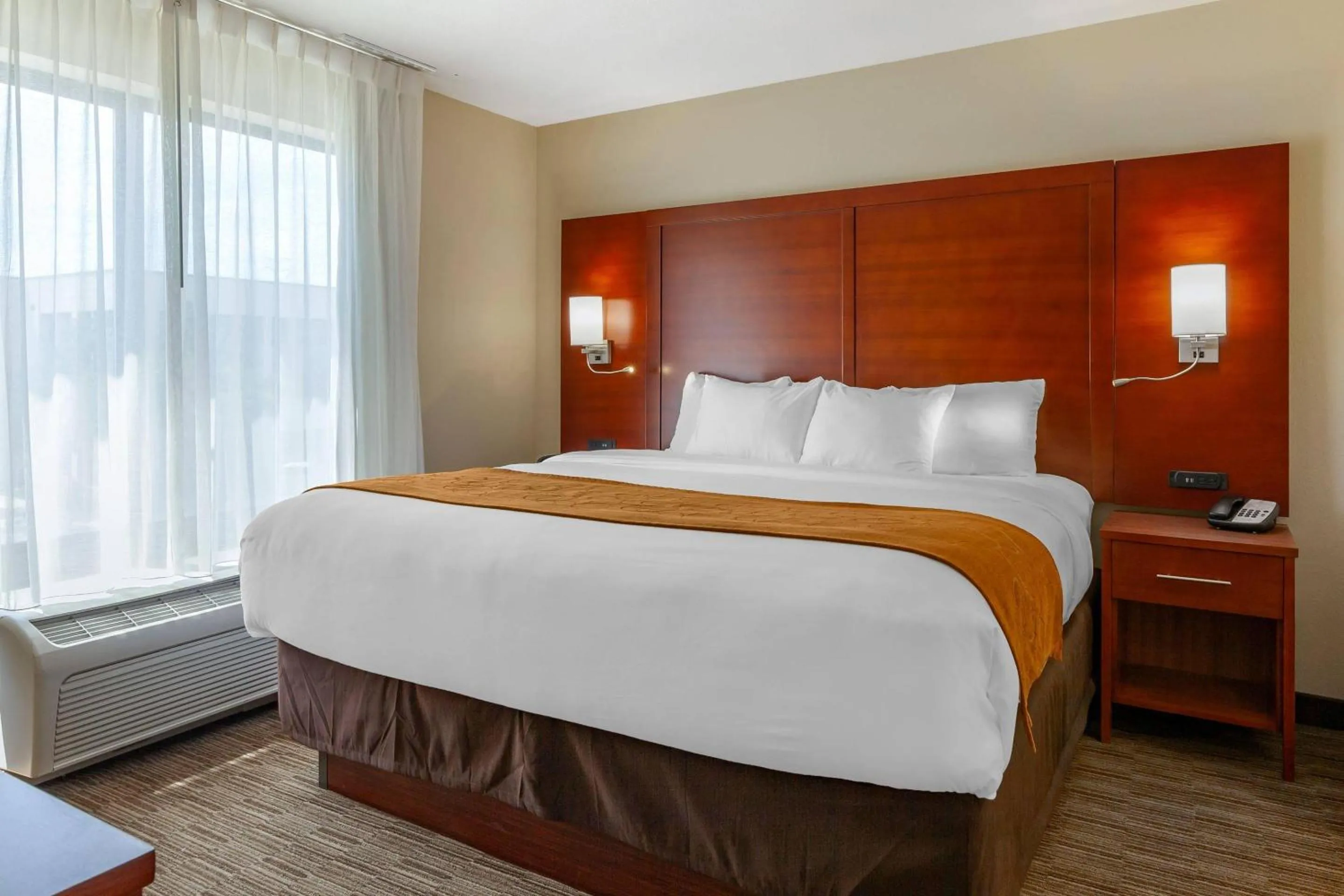 Bedroom, Bed in Comfort Suites Oshkosh West