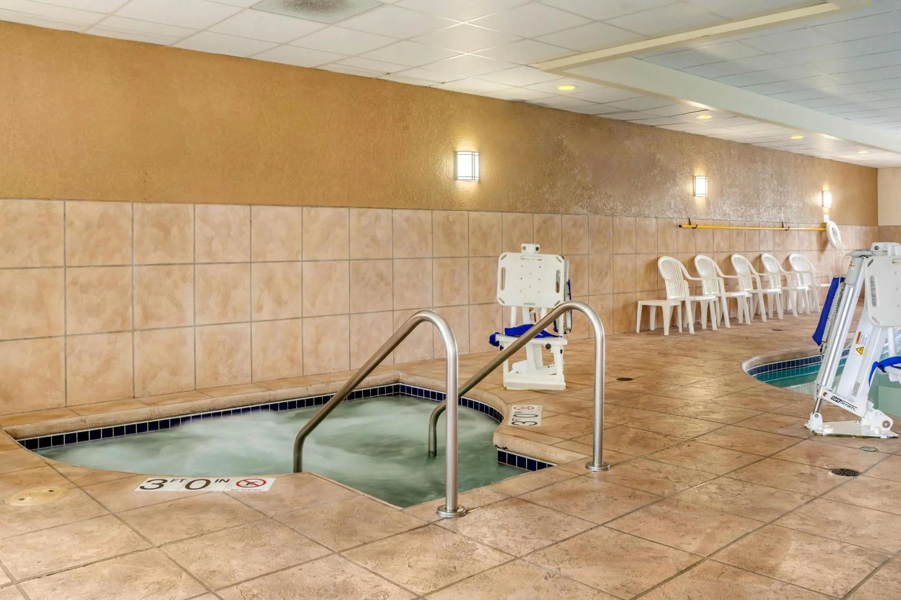 Swimming pool in Sleep Inn & Suites Milwaukee Airport