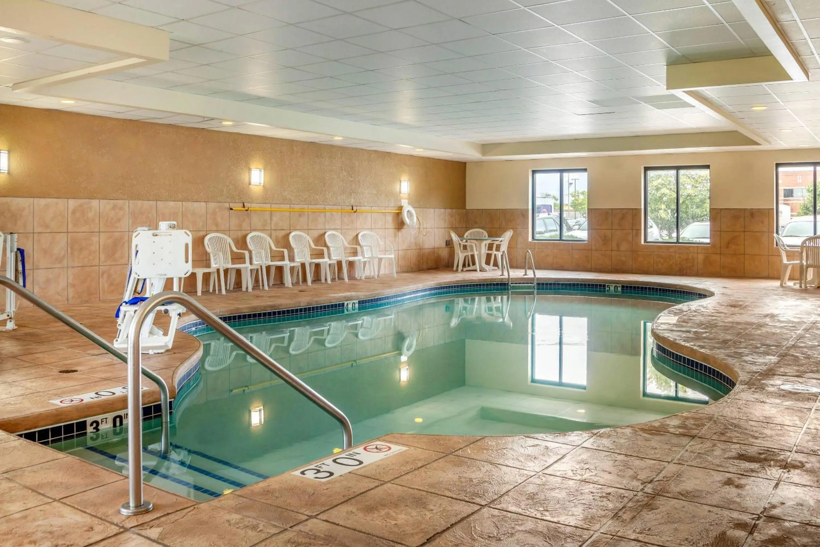 Swimming pool in Sleep Inn & Suites Milwaukee Airport