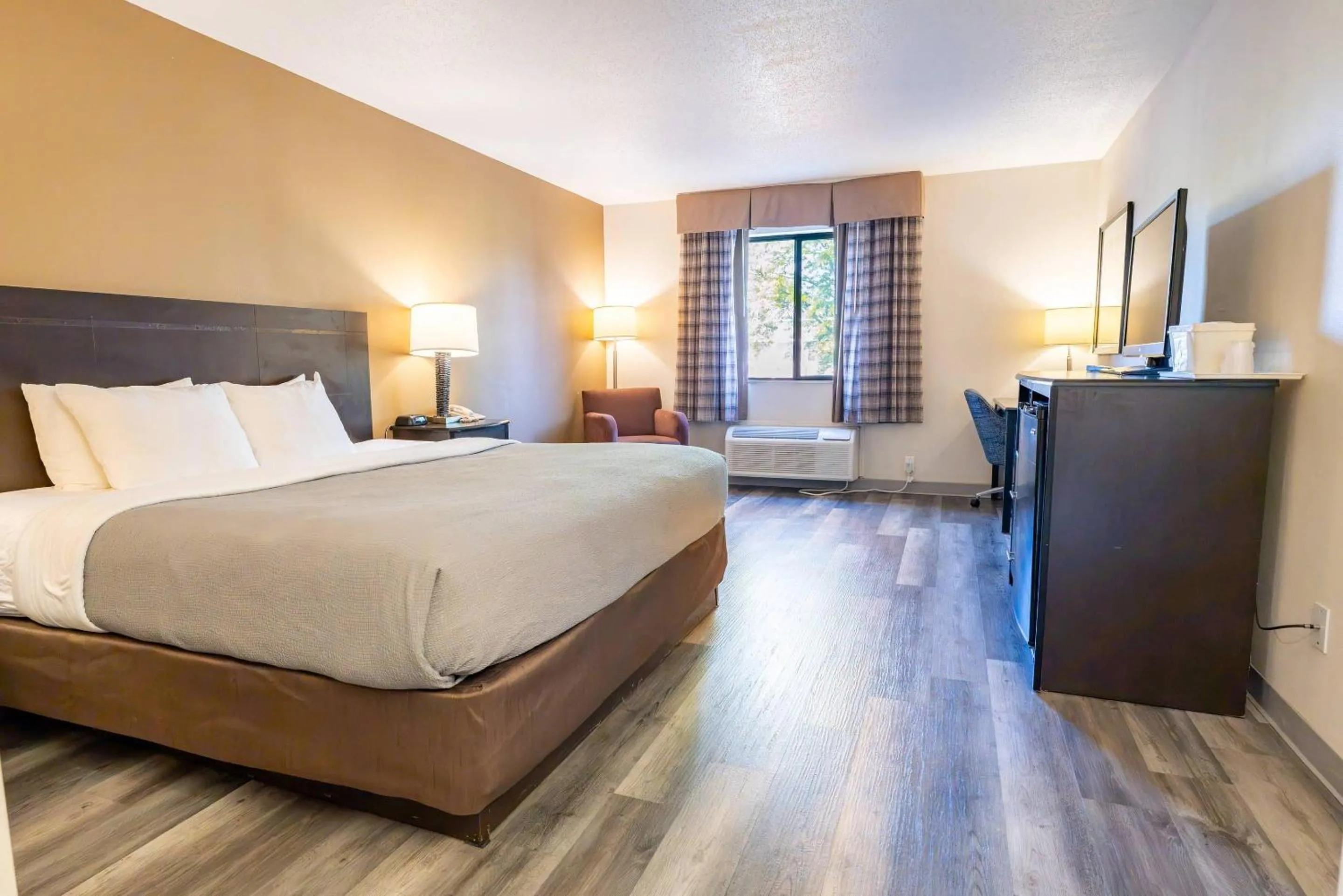 Bedroom, Bed in Quality Inn & Suites Sun Prairie Madison East