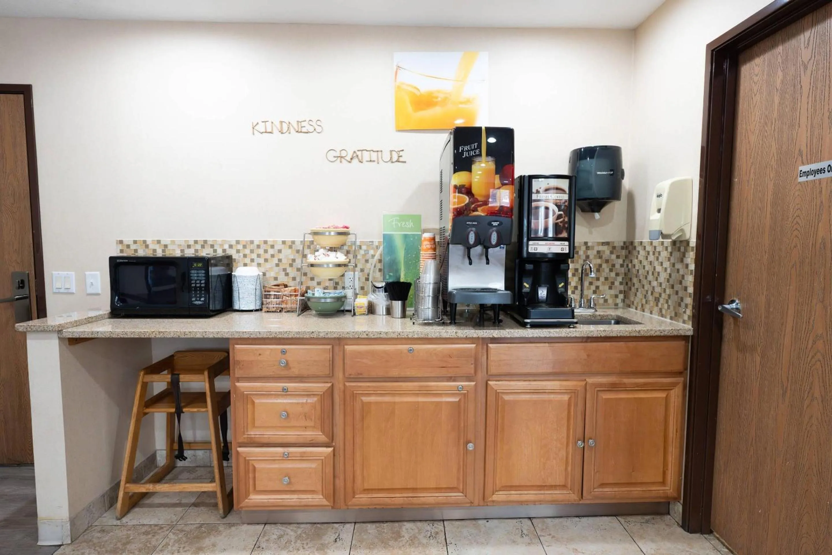 Breakfast in Quality Inn & Suites Sun Prairie Madison East