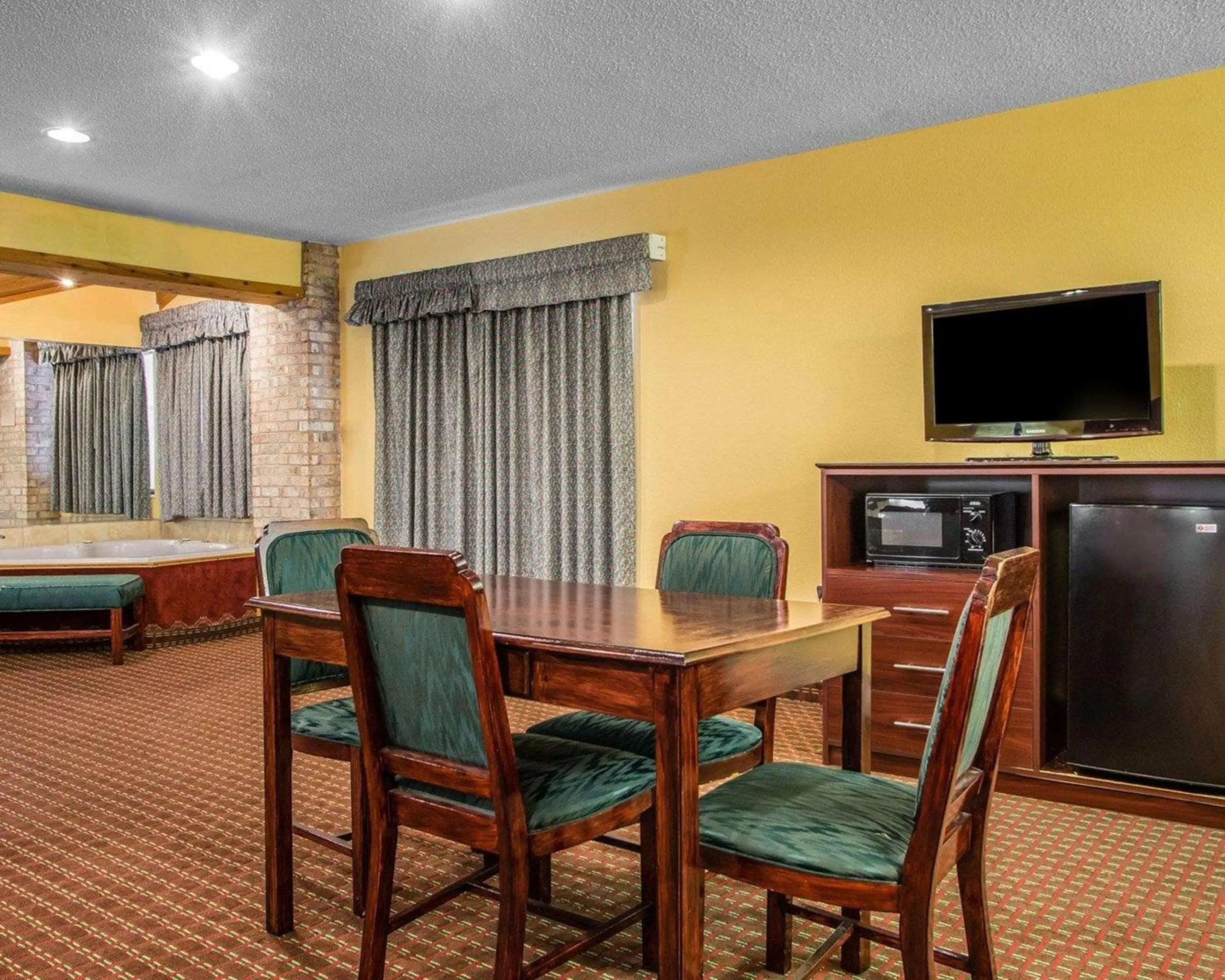 Photo of the whole room in Quality Inn Central Wisconsin Airport