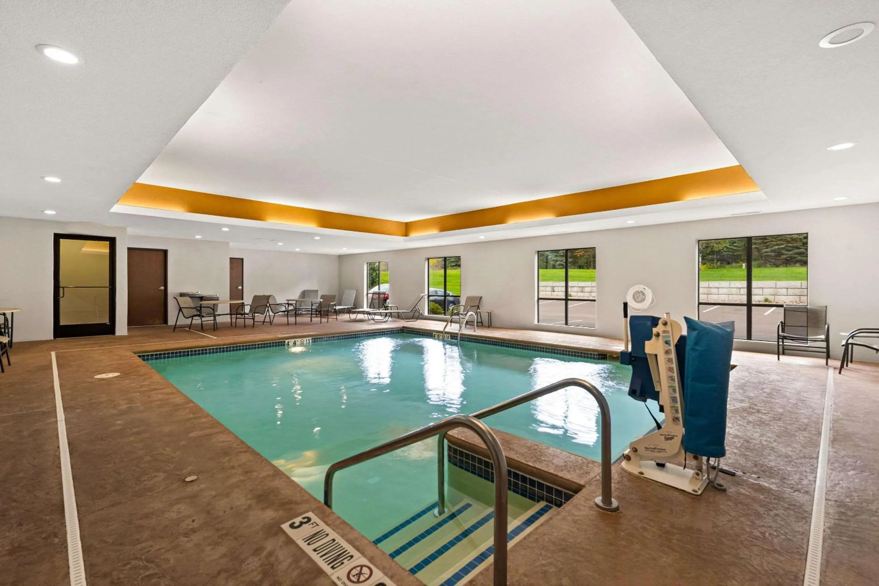 Swimming pool in Comfort Suites Hudson I-94